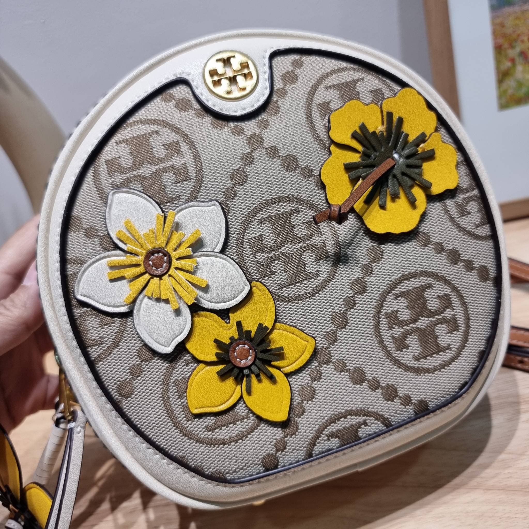 TORY BURCH T MONOGRAM FLORAL MOON CROSSBODY BAG คอลเลคชั่นใหม่ น่ารักให้ใจไปเลย กับประเป๋าสะพายทรงสวย ดีไซน์ใหม่ล่าสุด สไตล์งานคราฟ มีลูกเล่นประดับดอกไม้