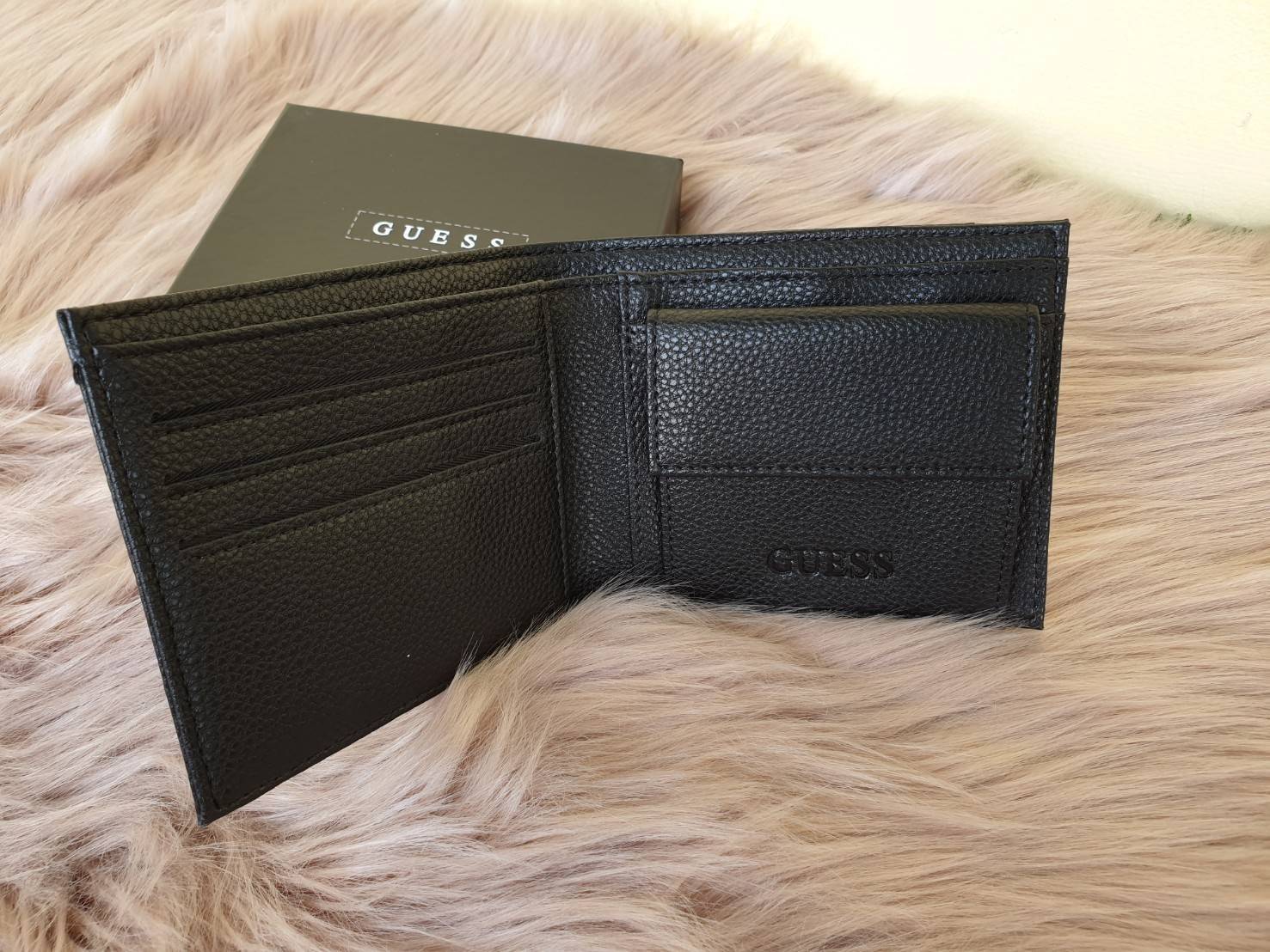 กระเป๋าสตางค์ Guess ใบสั้น ด้านหน้าติดชื่อแบรนด์แต่งโลหะสีเงิน ด้านหลังเรียบ แต่ดีไซน์มาเก๋ๆ มีช่องซ่อนสำหรับใส่บัตรใส่แบงค์ได้ ด้านในปั๊มชื่อแบรนด์ มีช่องใส่บัตร 3 ช่อง และมีช่องสำหรับใส่เหรียญ ช่องใส่ธนบัตรแบ่งเป็นช่องเดียว รุ่นนี้สวยคุ้ม ห้ามพลาดเลยค่า