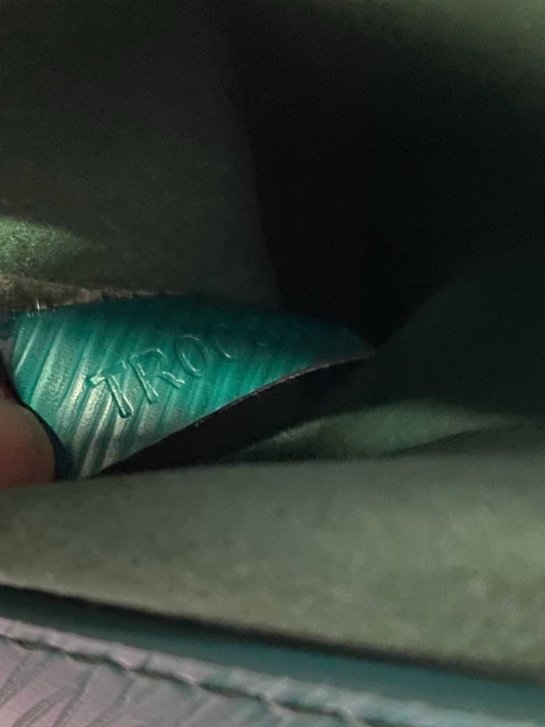 ORI หนังแท้ | LV Twist MM chain bag in grained Epi leather กระเป๋าสะพาย/กระเป๋าถือร พร้อมสายโซ่ หนังลายเกรน Epi โดดเด่นด้วยโลโก้หน้า สวยหรูเป็นเอกลักษณ์ ดีไซน์คัลเลอร์บล็อค สัมผัสโดดเด่นแมตช์กับทุกสไตล์