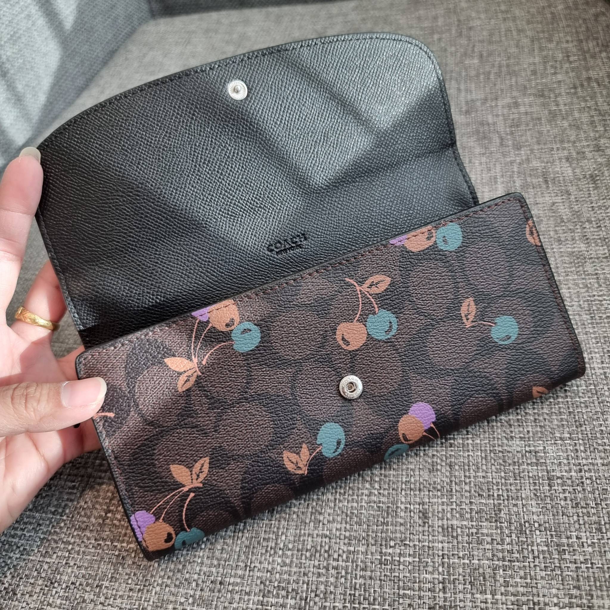 OUTLET 】COACH F31562 SLIM ENVELOPE WALLET IN SIGNATURE CANVAS WITH CHERRY PRINT คอลเลคชั่นใหม่ล่าสุด ต้อนรับนิวเยียร์ไปเลย!! 🍒🎊 กระเป๋าสตางค์รุ่นขายดี ทรงจดหมายรุ่นฝาพับ ดีไซน์ลายเชอร์รี่ น่ารักสดใส วัสดุหนังแคนวาสเคลือบลาย ภายในใส่มือถือไ