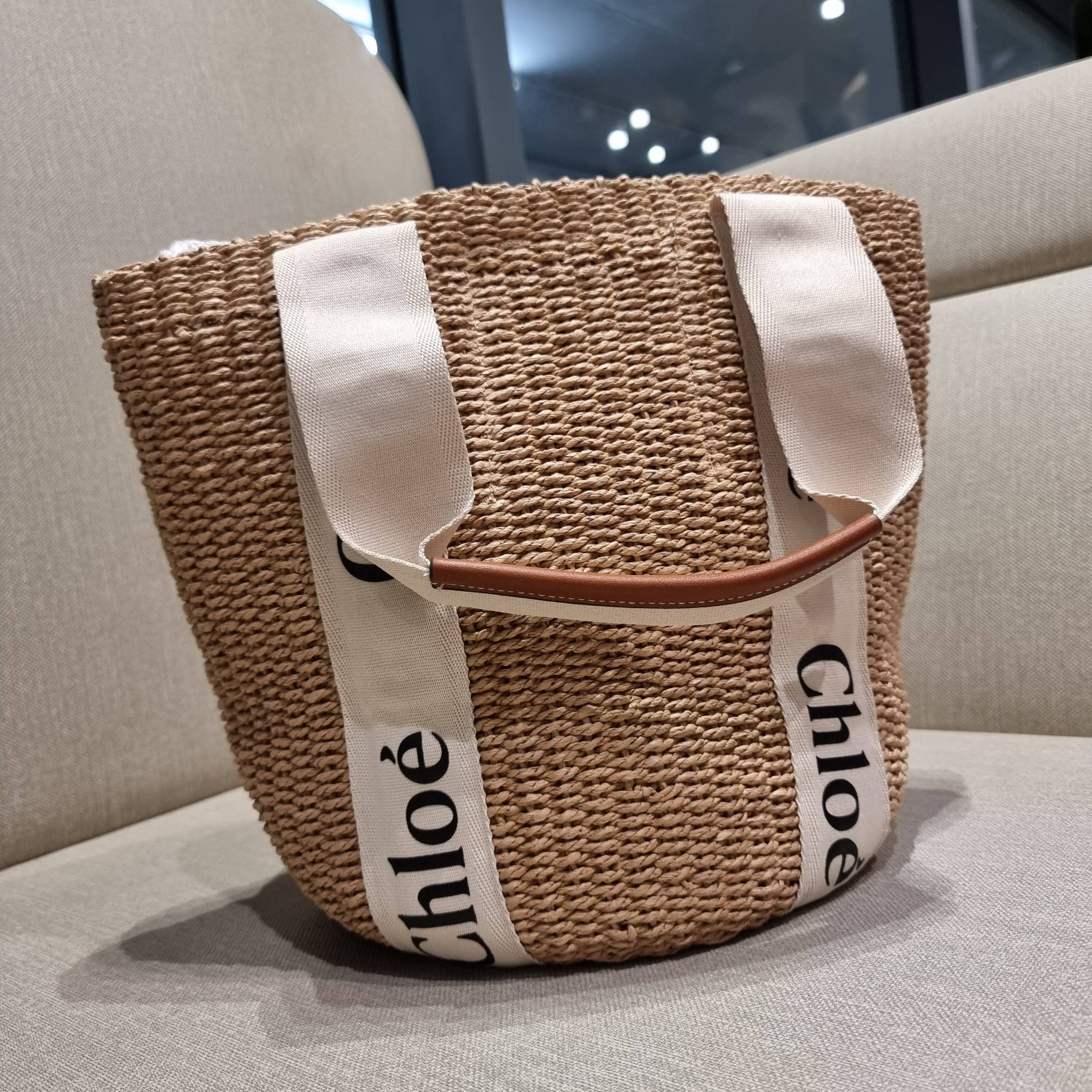 CHLOE LARGE WOODY BASKET กระเป๋าสะพายสานทรงตะกร้า ยอดฮิตติดลมของแบรนด์ ด้วยวัสดุสังเคราห์จากธรรมชาติ สานทอเต็มใบออกมาเป็นลวดลายสวยงาม ตัดด้วยริบบิ้นคาดโดดเด่น ภายในโล่งกว้างมาก จุของได้เต็มที่ เป็นดีไซน์ผู้ดีย้อนยุคที่ดูแพงจริงๆ ใบนี้สามารถสะพายไปเที่ยว ไ