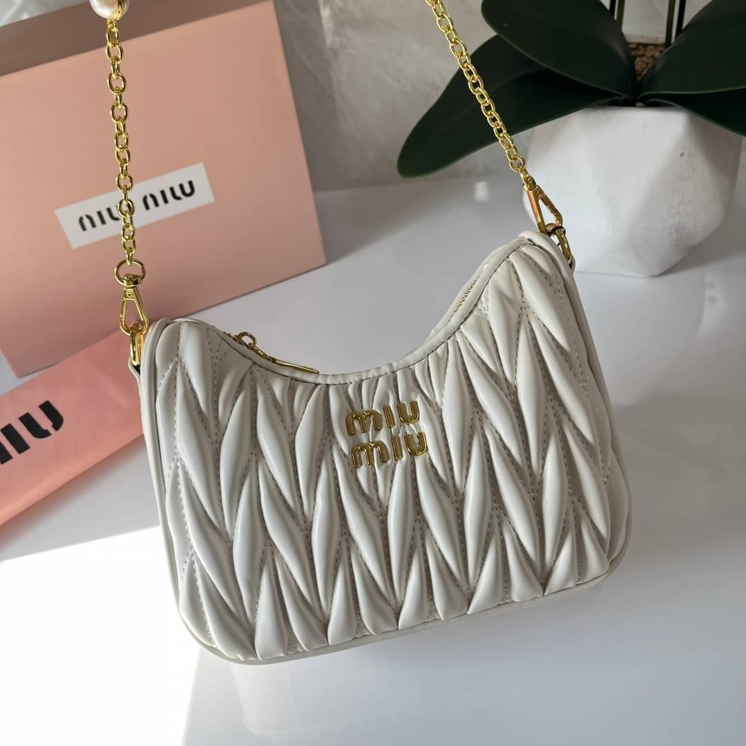 MIU MIU matelasse nappa leather shoulder bag กระเป๋าสะพายข้าง สายสะพายประดับไข่มุกและคริสตัล ให้ความละมุม ลุคคุณหนูน่ารักสุดๆคะ