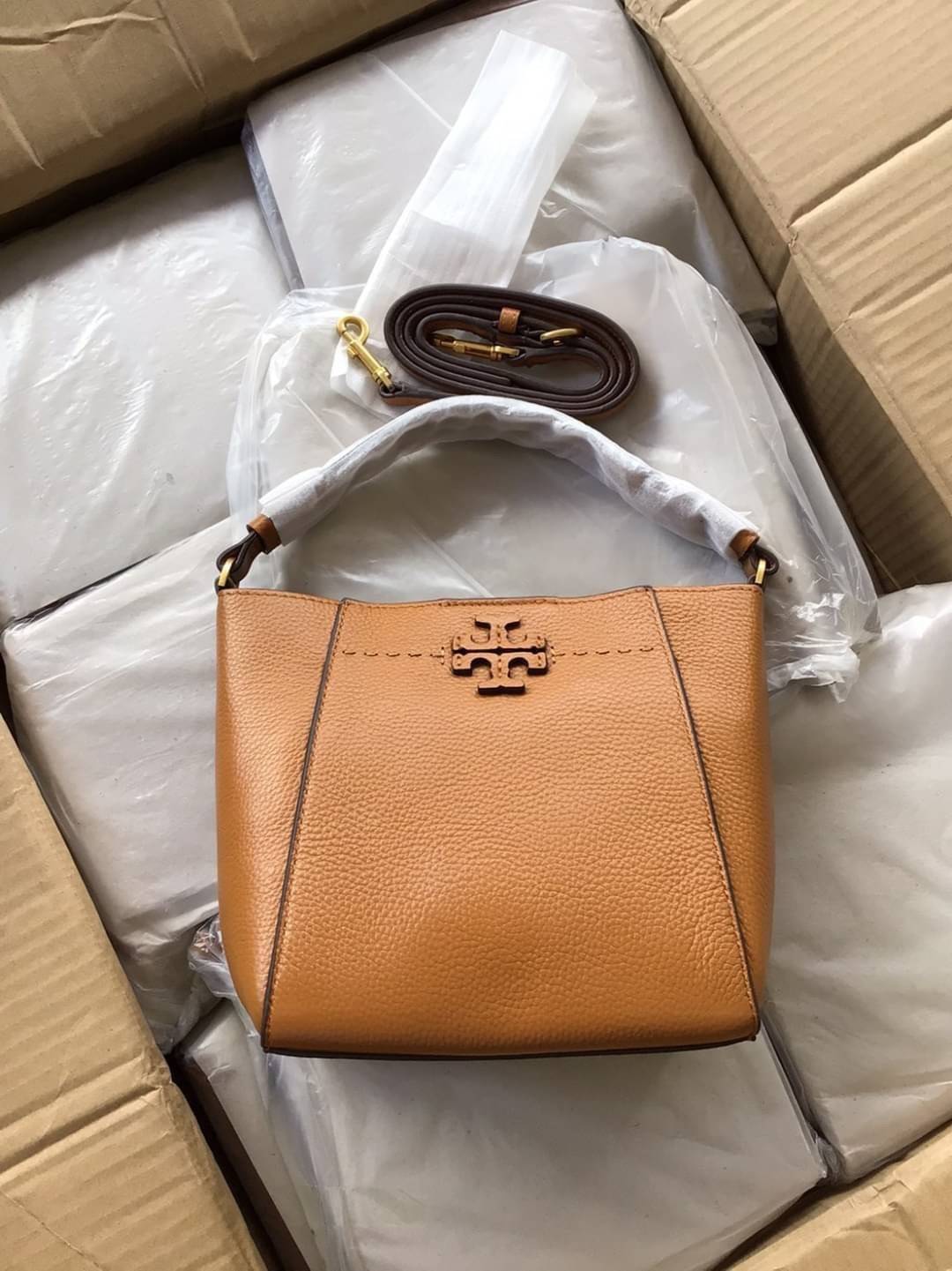 คอลเลคชั่นขายดี มากี่รอบๆ ก็หมดไวทุกรอบ!! TORY BURCH MCGRAW MINI BUCKET BAG กระเป๋าสะพาย และ ถือ คล้องแขน ทรงถัง สะพายได้ 2 ทรง ผลิตจากหนังแท้ หนังลูกวัว หนังนุ่ม หนังหอม น้ำหนักเบามากกก!! หนังลื่น นิ่มสวยมากๆ!! ด้านหน้าประดับโลโก้แบรนด์ ภายในโล่งกว้าง มี
