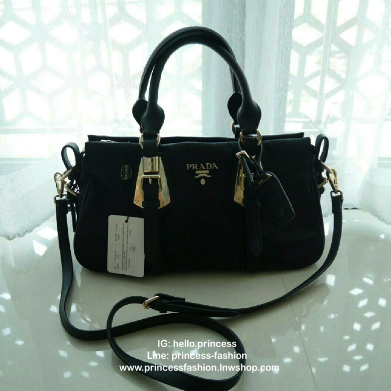 กระเป๋าสะพายทรง Handbag จากงานพรีเมี่ยมกิ้ฟ แบรนด์ PRADA ของแท้100% เป็นกระเป๋าผ้า Nylon สลับหนัง PU จุของได้เยอะ สะพายไหล่ได้ เปิดปิดด้วยซิป ถือก็สวยๆ มีสายยาวค่ะ ใช้แล้วสวยมากๆคุ้มเกินราคารับประกัน รีบช้อปก่อนหมดน้าาา Don't miss เลยค้าาา