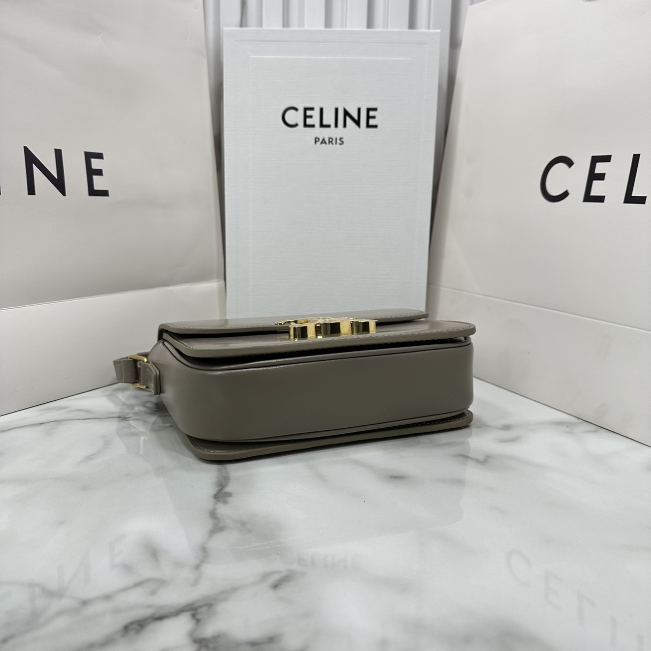 ORI หนังแท้ | 7" CELINE TRIOMPHE TEEN BAG in glossy leather กระเป๋าสะพายรุ่นยอดนิยม ถ่ายทอดให้เห็นถึงแก่นแท้ของสไตล์แบบ CELINE งานหนังเรียบเงาสวยหรูหรา