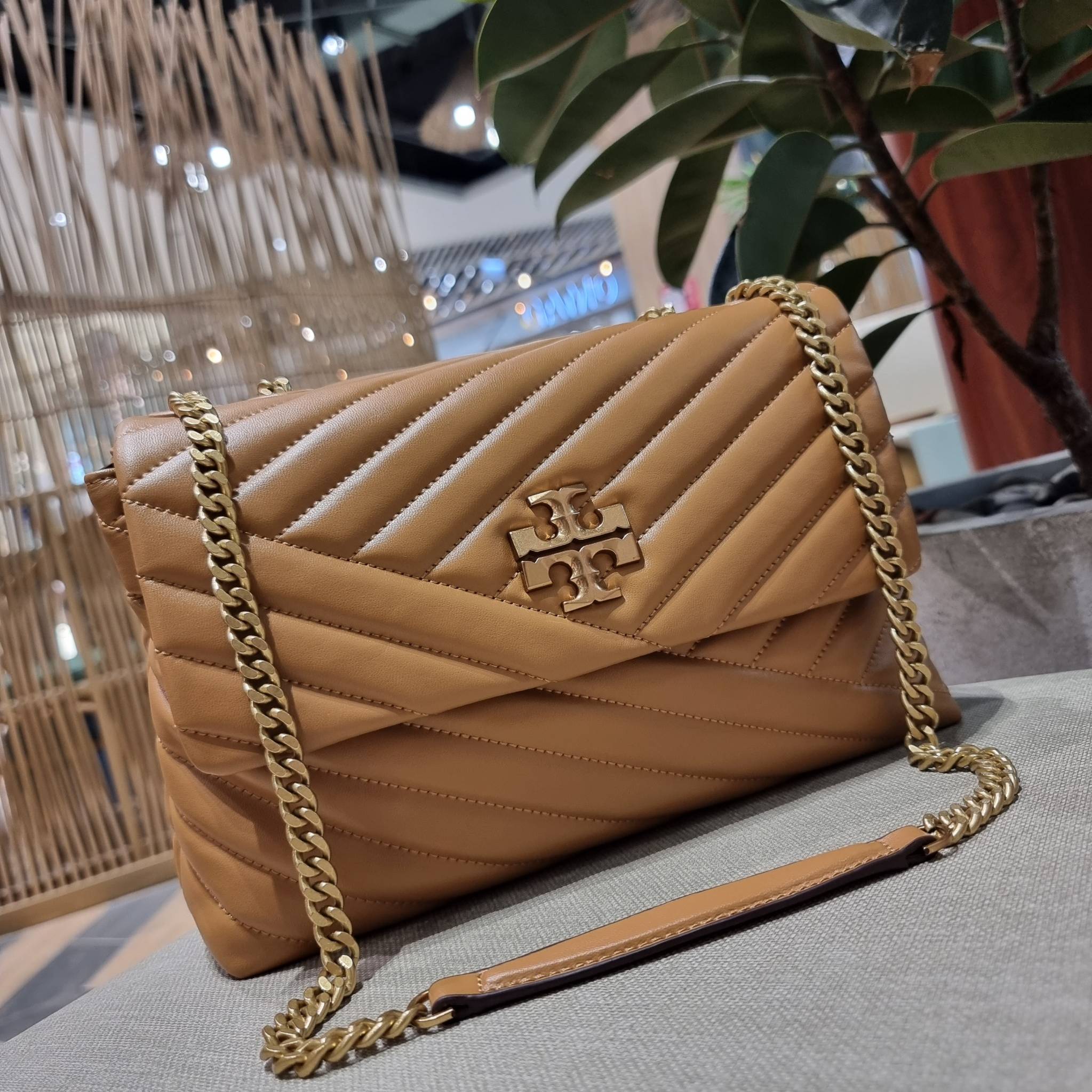 TORY BURCH KIRA CHEVRON CONVERTIBLE SHOULDER BAG กระเป๋าสะพายรุ่นยอดฮิต ไซส์ใหญ่จัดเต็มให้เน้นๆ ใช้ยังไงก็ดูหรู ดีไซน์เฉพาะตัว วัสดุหนังแกะ สัมผัสนิ่ม เปิด-ปิดด้วยกระดุมแม่เหล็ก ภายในเป็นช่องโล่ง แบ่งสัดส่วนไว้ดีมากๆ ใส่กระเป๋าสตางค์ มือถือ เครื่องสำอางค์