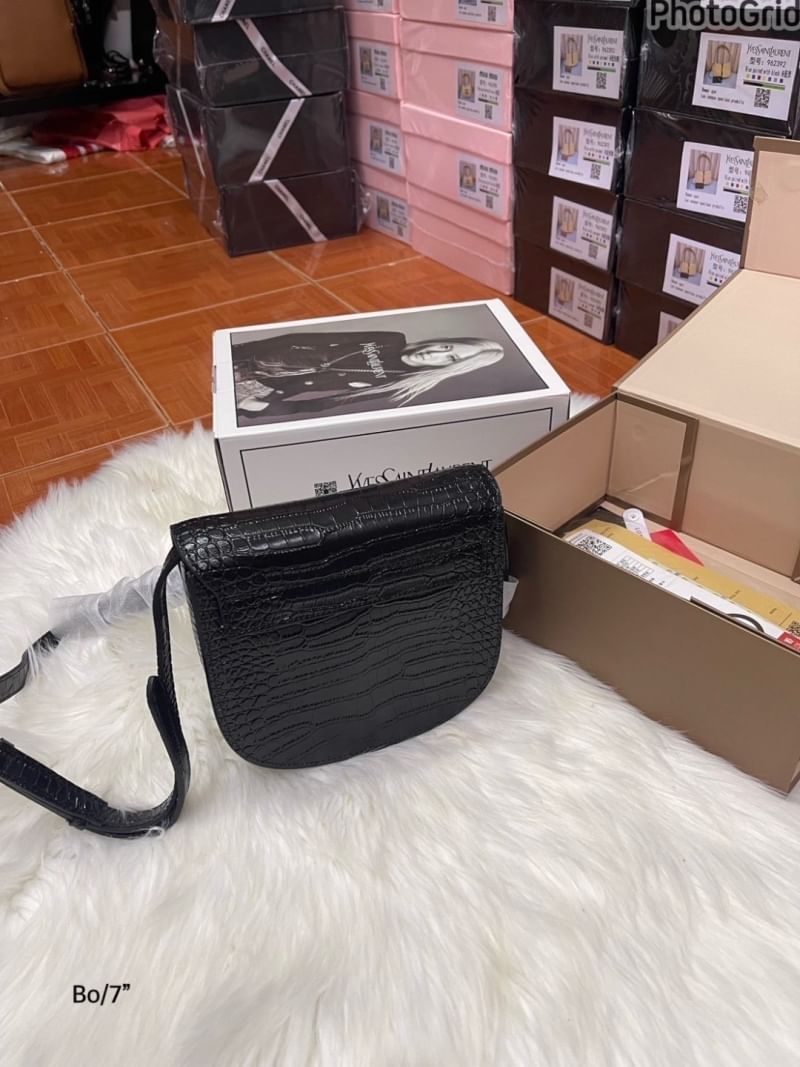 YSL KAIA SMALL SATCHEL IN SHINY CROCODILE LEATHER กระเป๋าสะพายไอเท็มขึ้นแท่น โลโก้โดดเด่น the best seller!! ลิมิเต็ดด้วยหนังลายจระเข้ ดีเทลดูแพงด้วยอะไหล่ตัวล็อคสีทองสวยหรู