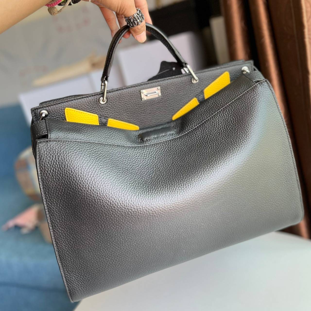 FENDI PEEKABOO MEN BAG size 38CM เป็นรุ่นหนึ่งที่สวยมาก งานดีที่สุดทั้งจากหนังแท้ 100% รายละเอียดครบมีความแข็งแรงหนังหนา ทนทานต่อการใช้งานทุกของได้เยอะ ใส่ Macได้ มาพร้อมสายสะพายยาว สามารถสะพายหรือถือก็ได้