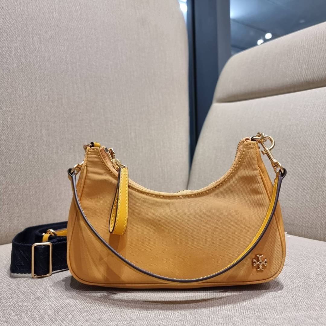 TORY BURCH MERCER NYLON SMALL SHOULDER BAG ใหม่ก่อนใคร!! กับคอลหวานๆ สดใสๆ กระเป๋าสะพายทรงโฮโบ ขนาดกะทัดรัด ฟังก์ชั่นการใช้งานจัดแบบเต็มที่ ด้วยสายสะพายถึง 3 เส้น สายโซ่คล้องแขน สายหนังแบบสั้นคล้องไหล่ และสายสปอร์ตเส้นใหญ่ ดูดี!! คุ่มแค่ไหนคิดดู!! วัสดุผ้