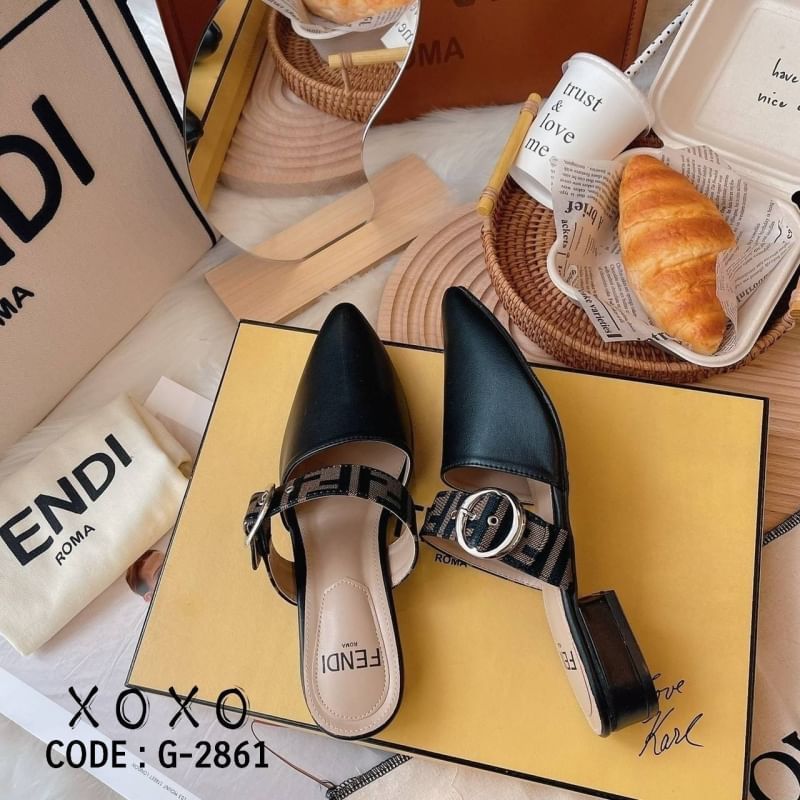 FENDI Mid Heel รองเท้างานสวม งานแบรนด์ หัวแหลม ใส่แล้วขาเรียวยาว แมทส์ชุดง่าน น้ำหนักเบา มีส้นเล็กน้อย กำลังใส่สบาย (ชนช้อป) วัสดุหนัง PU
