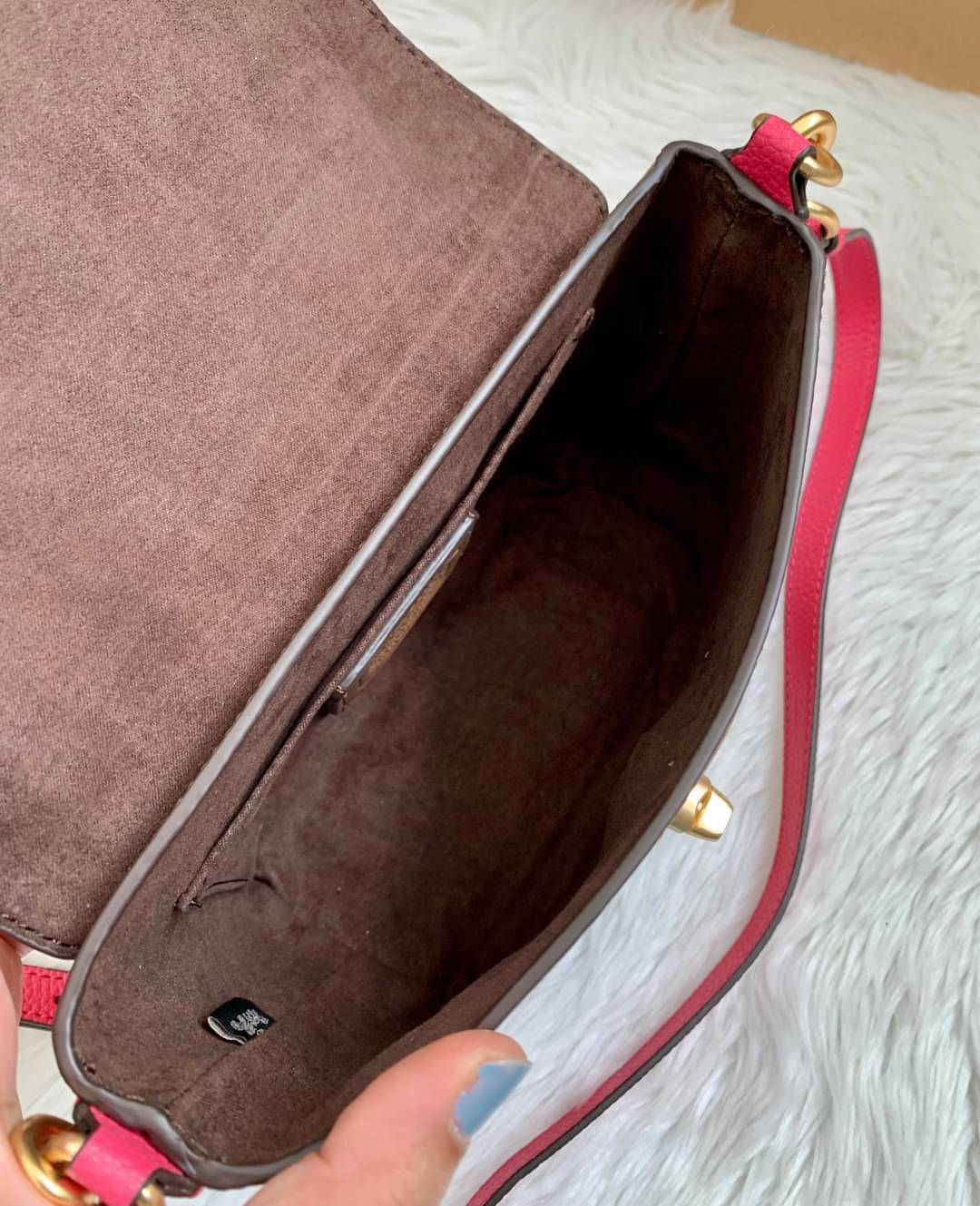 คอลเลคชั่นใหม่ ทั้งสวยทั้งคุณภาพค่ะ😘 COACH KARLEE CROSSBODY BAG 💐พร้อมส่ง ได้ไปไม่ผิดหวังแน่นอนค่ะ! สวยๆแบบคนดังระดับโลกกันค่าา กระเป๋าสะพายแบบครอสบอดี้ร์ หนังแท้นิ่มสวยงามมากๆค่ะ รูปทรงน่ารักกระทัดรัด เปิดปิดกระเป๋าแบบหมุนล็อค ภายในสามารถ