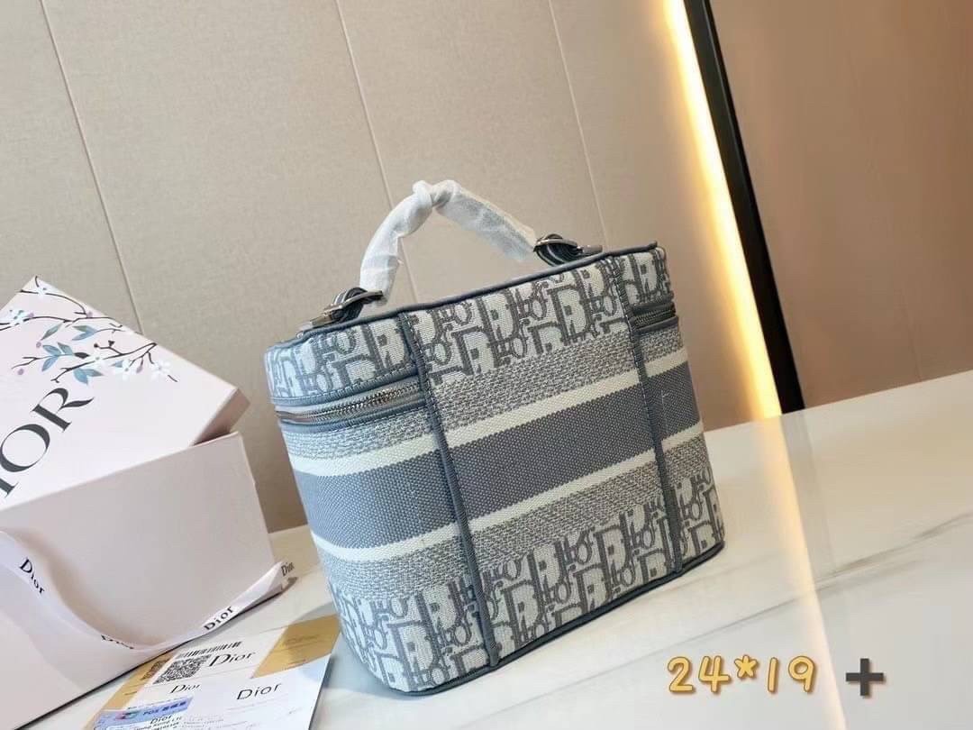 DIOR TRAVEL VANITY CASE Oblique Embroidery กระเป๋าใส่เครื่องสำอางค์ สวยคลาสสิคขนาดกำลังดี พกพาสะดวก ใช้งานง่ายสุดๆ วัสดุงานทอละเอียดคุณภาพดี ภายในเป็นช่องโล่ง ใบจริงงานสวยเกินเบอร์!! สวยงามเกินราคา ไม่ผิดหวังจ้า