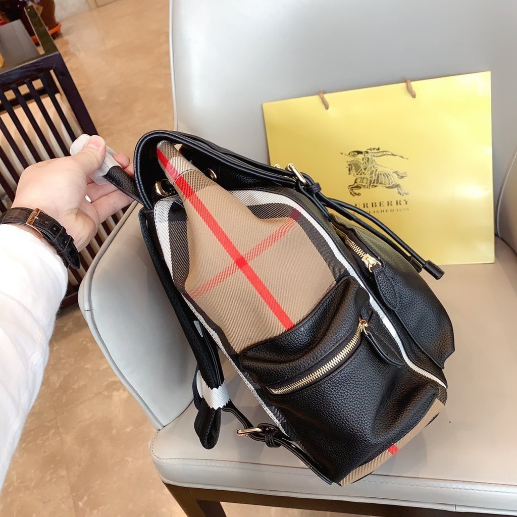 BURBERRY Rucksack Military Backpack / BURBERRY FRAGRANCES VINTAGE 2WAYS RUCKSACK BACKPACK / BURBERRY BACKPACK กระเป๋าเป้ ลาย Vintage Signature สวยคลาสสิค ภายในโล่งกว้างและช่องใส่มือถือสามารถใส่มือถือกระเป๋าสตางค์ของใช้ได้เยอะ หูจับหนัง เป็นเป้ก็ดูดีไอเท็ม