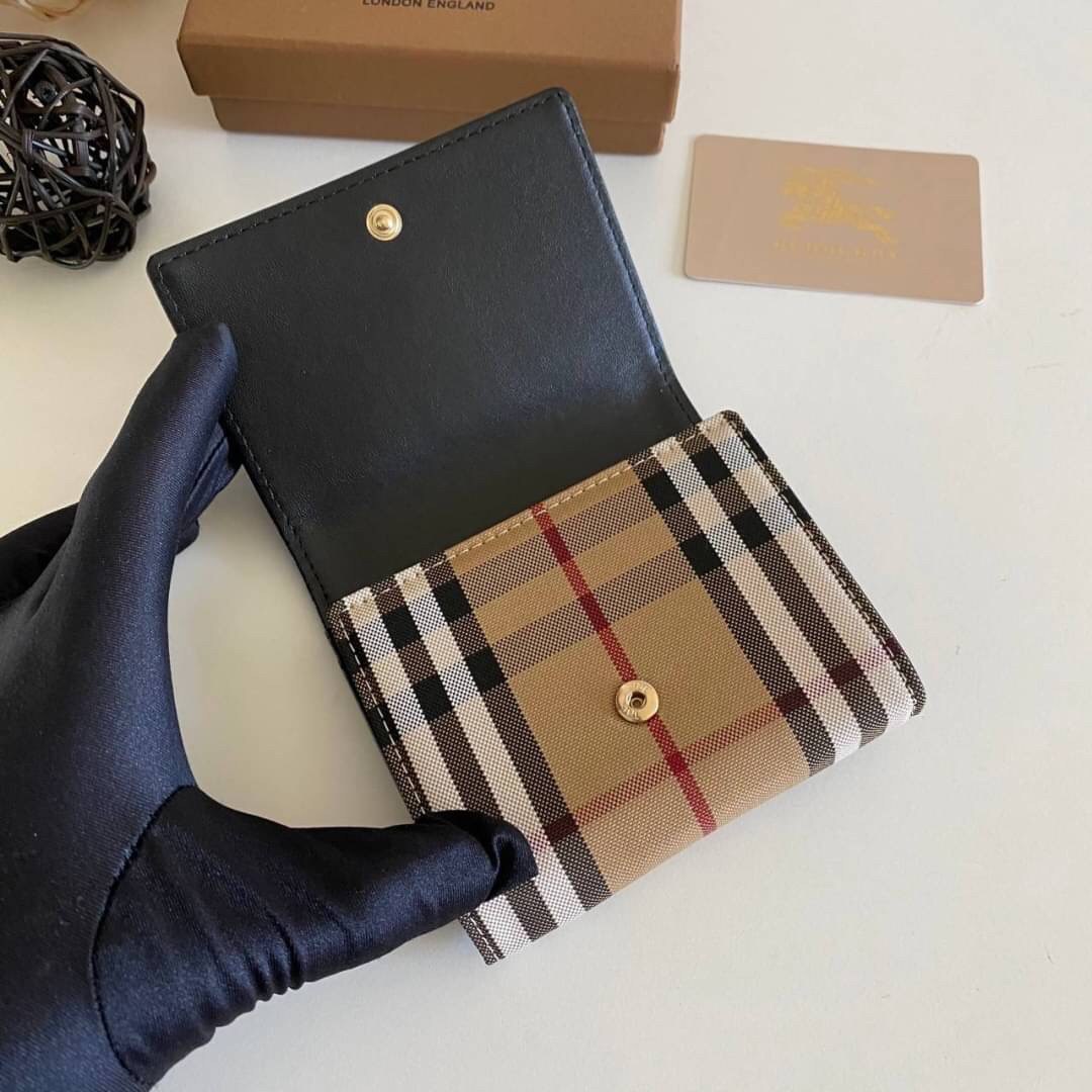 Burberry Card Holder Wallet กระเป๋าเก็บบัตร พร้อมใส่ธนบัตร ขนาดพกพาสะดวก ปั้มอะไหล่ทองเรียบหรู เหมาะมากสำหรับใครที่ พกบัตรต่างๆเยอะๆ ทำให้กระเป๋าสตางค์หนา ตุง เทอะทะ ง่ายๆแค่ใบนี้ใบเดียวเอาอยู่จ้า สวยหรู มาพร้อมกล่อง สามารถซื้อเป็นของขวัญ หรือจะซื้อใช้เอง
