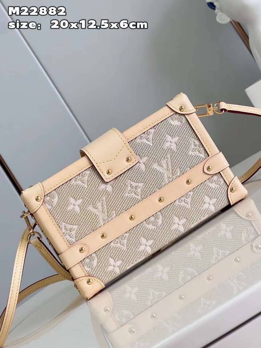 LV Petite Malle handbag soft beige color with golden reflections เกรดท็อปออริจินอล มีความละเอียดของเนื้องานมากที่สุด ปราณีตตรงปกทุกใบ ใช้สลับของแท้ได้ ใช้งานต่างประเทศได้ เข้าออกผ่านทุก ตม. สุดยอดเดอะเบสท์ไอเท็ม สวยหรู ผู้ดี หรูหรา ดูแพงมาแต่ไกล