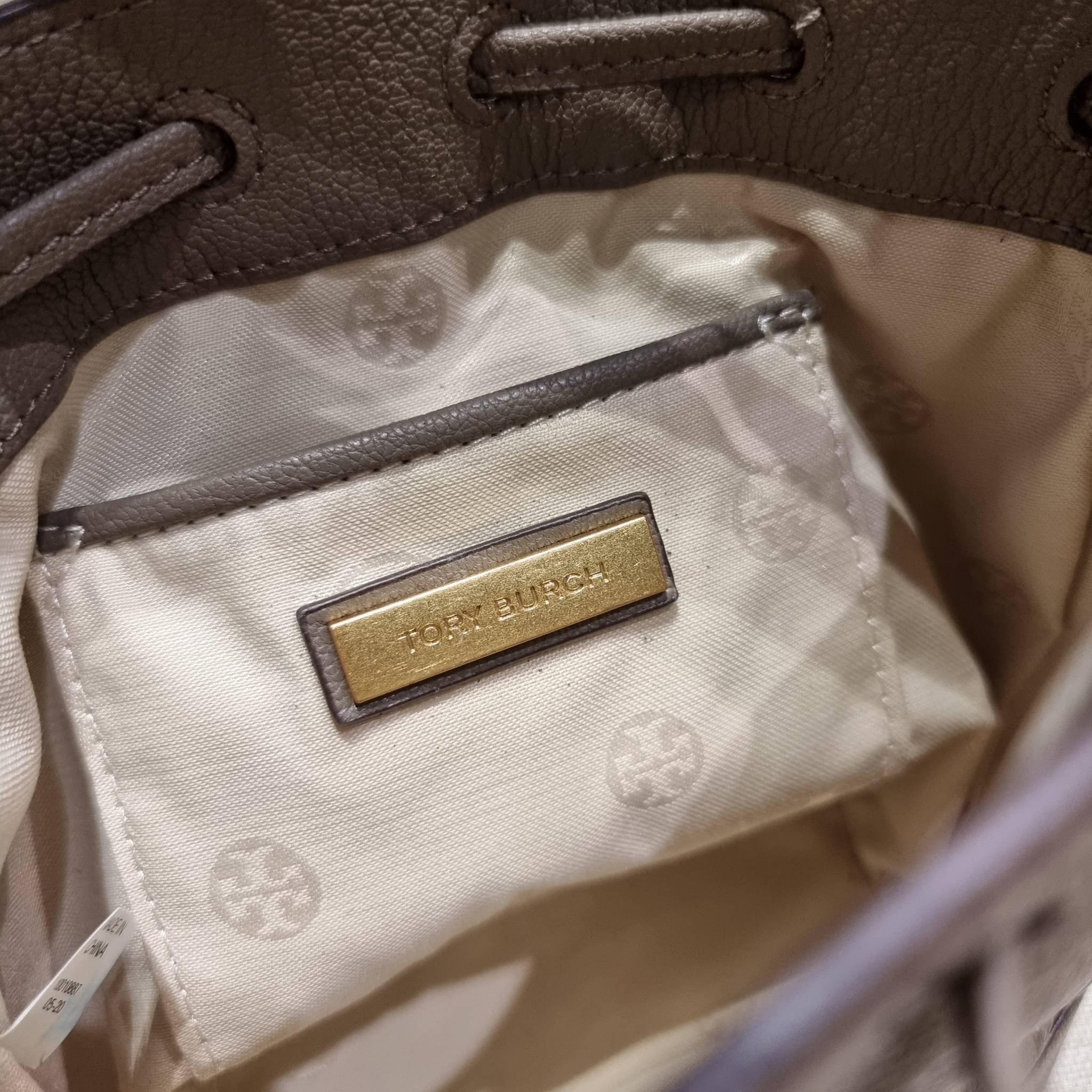 TORY BURCH WILLA MINI BUCKET BAG NEW ARRIVAL สุดปัง กระเป๋าสะพายทรงบัคเก็ต สวยผู้ดี โดดเด่นด้วยโลโก้สีทองดูหรู อัพลุคผู้ดี๊ผู้ดี วัสดุหนังแท้ ดีไซน์บุนวม เส้นคมดีเทลหรู เปิด-ปิดหนังรูดปากกระเป๋า มีหูหิ้วในตัว คล้องแขนเก๋ๆ ภายในเป็นช่องโล่ง มีช่องย่อย ใส่ข