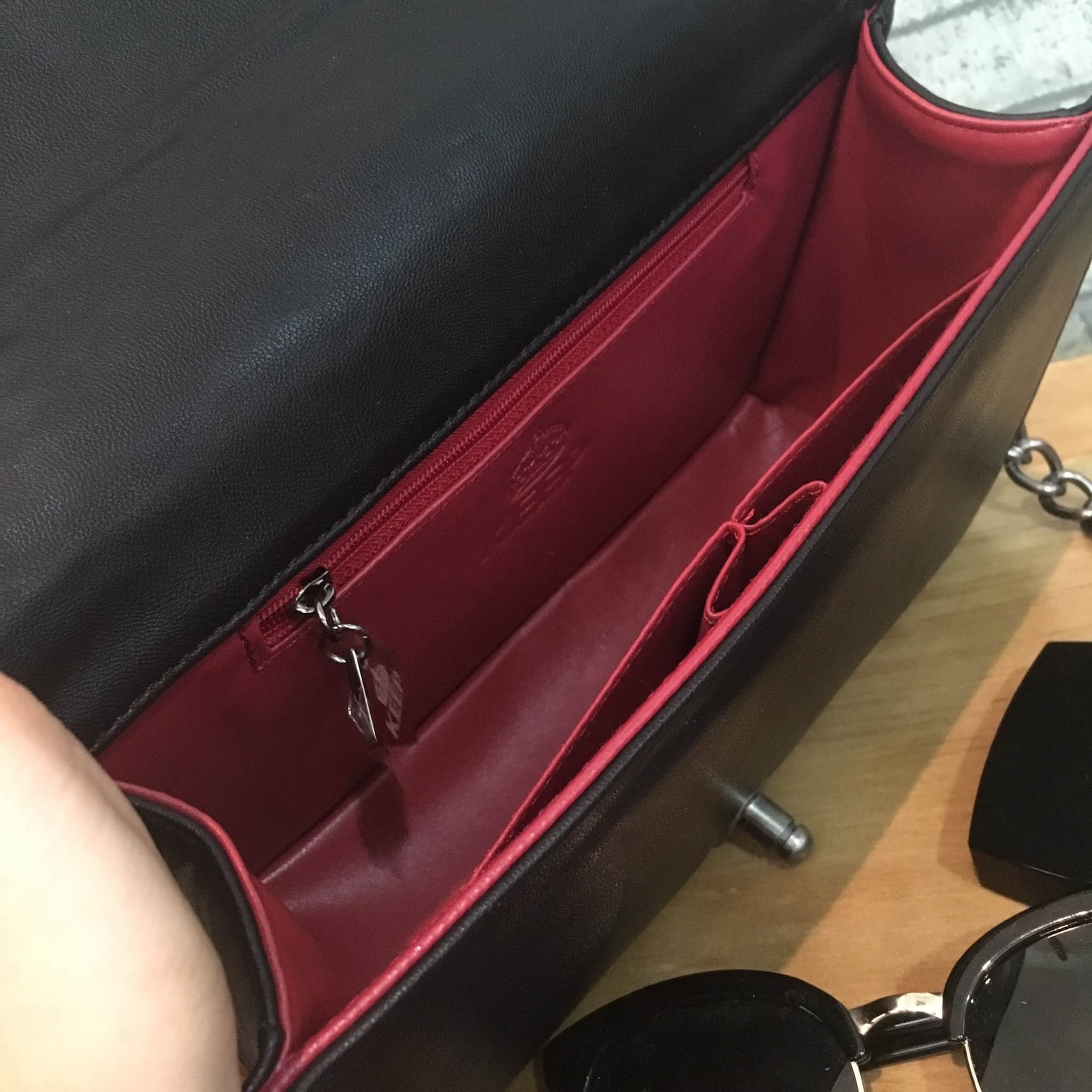 สินค้าขายดี มากี่รอบๆ ก้อหมดเกลี้ยง 🐙 ทางร้าน ได้กระเป๋า จากแบรนด์ KEEP ทรงเดียวกับ Chanel boy เลย รุ่น KEEP shoulder Luxury small chain bag สวย หรู เท่ มากๆ เลยน๊า กระเป๋าอยู่ทรง ลายหนังจรเข้ สวยงามมากคะ สายโซ่ มีที่รองไหล่ สะพายสบายคะ สายปรับ สั้