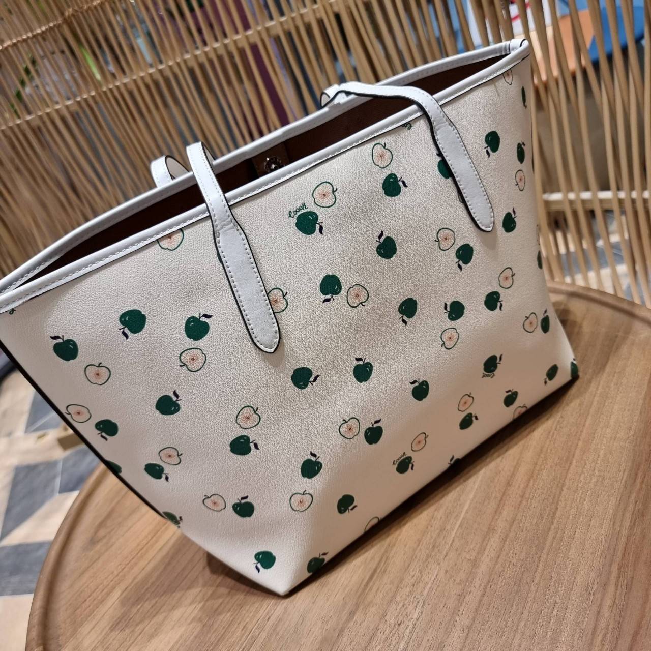 OUTLET 】COACH C4119 CITY TOTE WITH APPLE PRINT COACH CITY TOTE WITH POPSICLE PRINT C4277 แจกความน่ารักสดใส ด้วย 2 รุ่น กับเหล่าแอปเปิ้ลเขียวที่ยกมาทั้งสวน!! และลวดลายไอศครีมโทนชมพูแสนหวาน ดีไซน์ดึงดูดความสนใจได้ดีเลยทีเดียว กระเป๋าทรงช็อปปิ้งใบใหญ่ ที่จุย