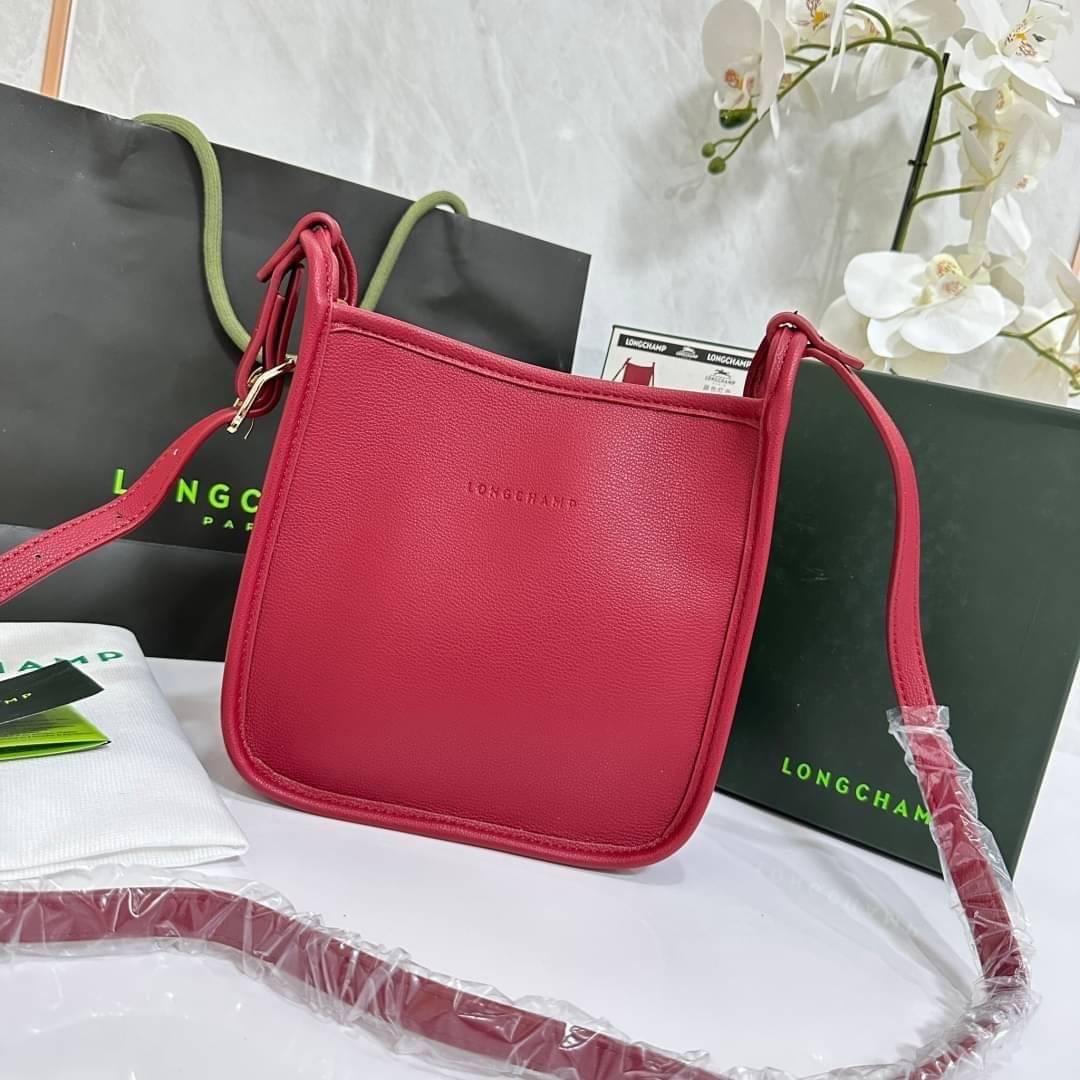 LONGCHAMP LE FOULONNÉ CROSSBODY BAG กระเป๋าสะพายที่เรียบง่ายและดูดี การออกแบบที่คล่องตัวของรุ่นนี้เหมาะอย่างยิ่งสำหรับผู้หญิงที่มีบุคลิกที่ต้องการกระเป๋าสไตล์แบบเรียบง่าย