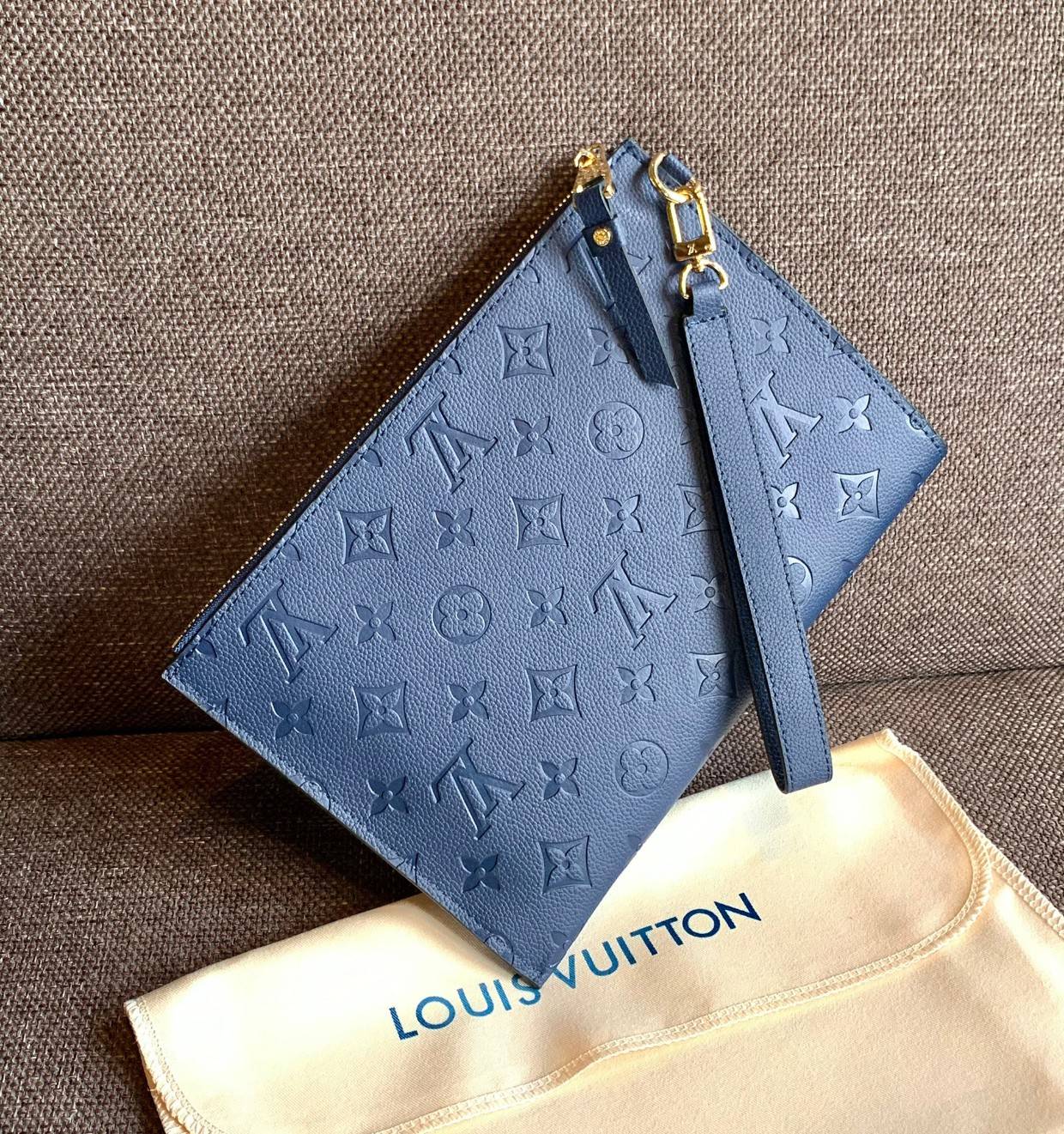 VIP 】จัดสินค้าคุณภาพมาให้สาวๆได้ใช้กันค่าา😘 Louis Vuitton Pochette Mélanie MM Monogram ใช้ขึ้นเครื่องได้เลย✈️ ✔️กระเป๋า ทรงคลัท แบบมีสายคล้องมือ ถอดออกได้หนึ่งสาย ✔️หนังแท้หนา ลายหนังพิมพ์ลายแบรนด์ได้สวยงามมากๆค่ะ