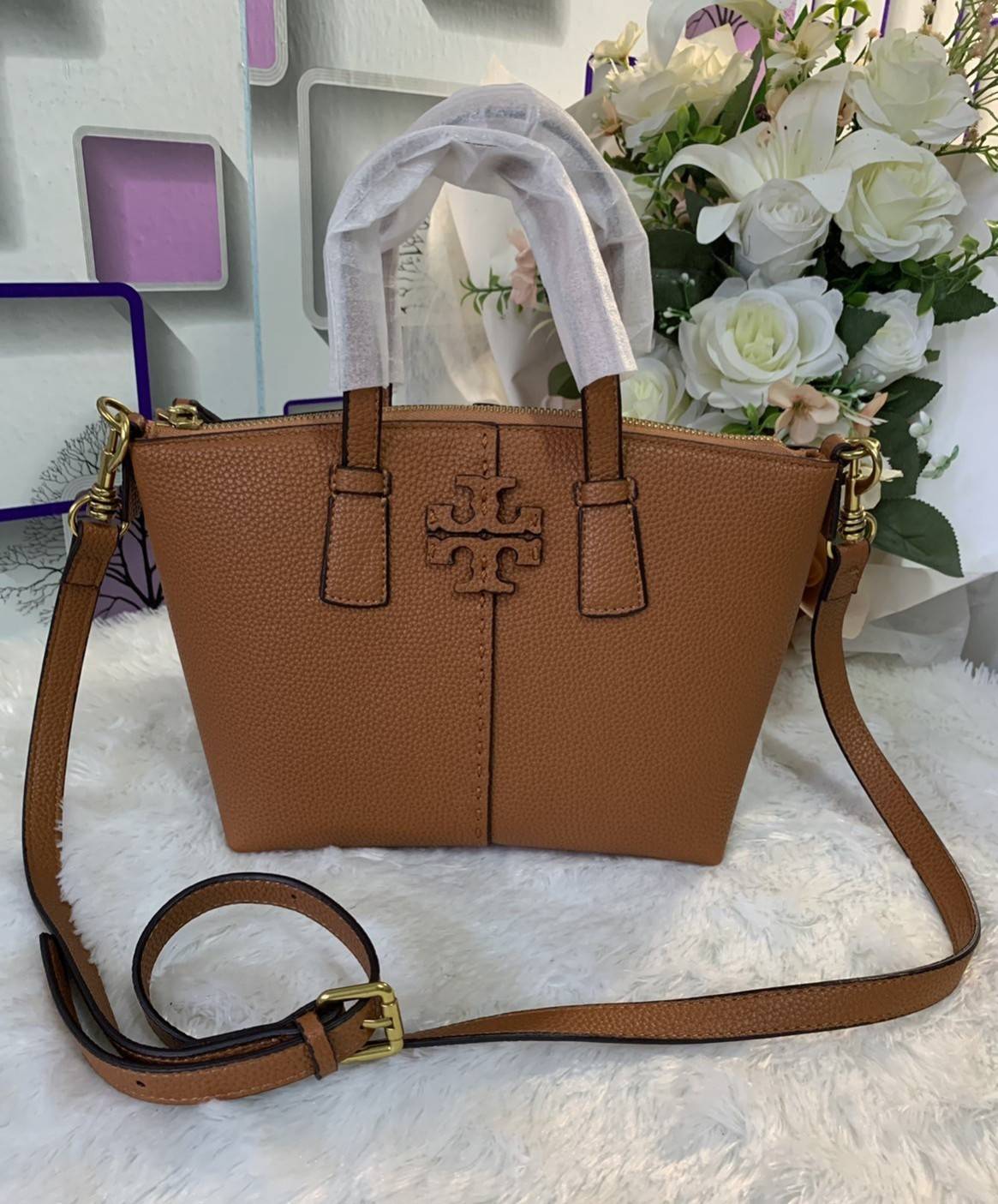 Tory Burch McGraw Mini Top Zip Satchel กระเป๋าสะพายทรงสวย ขนาดกำลังดี หูจับถนัดมือ วัสดุหนังแกะสังเคราะห์หนังสวยเงาขึ้นรูป ประดับโลโก้แบรนด์ด้วยหนังที่ด้านหน้า จะสะพายข้างหรือcrossbody ได้หมด แมทกับชุดได้ง่าย น้ำหนักเบาค่ะ มาพร้อมสายสะพายยาวปรับระดับได้ ถ