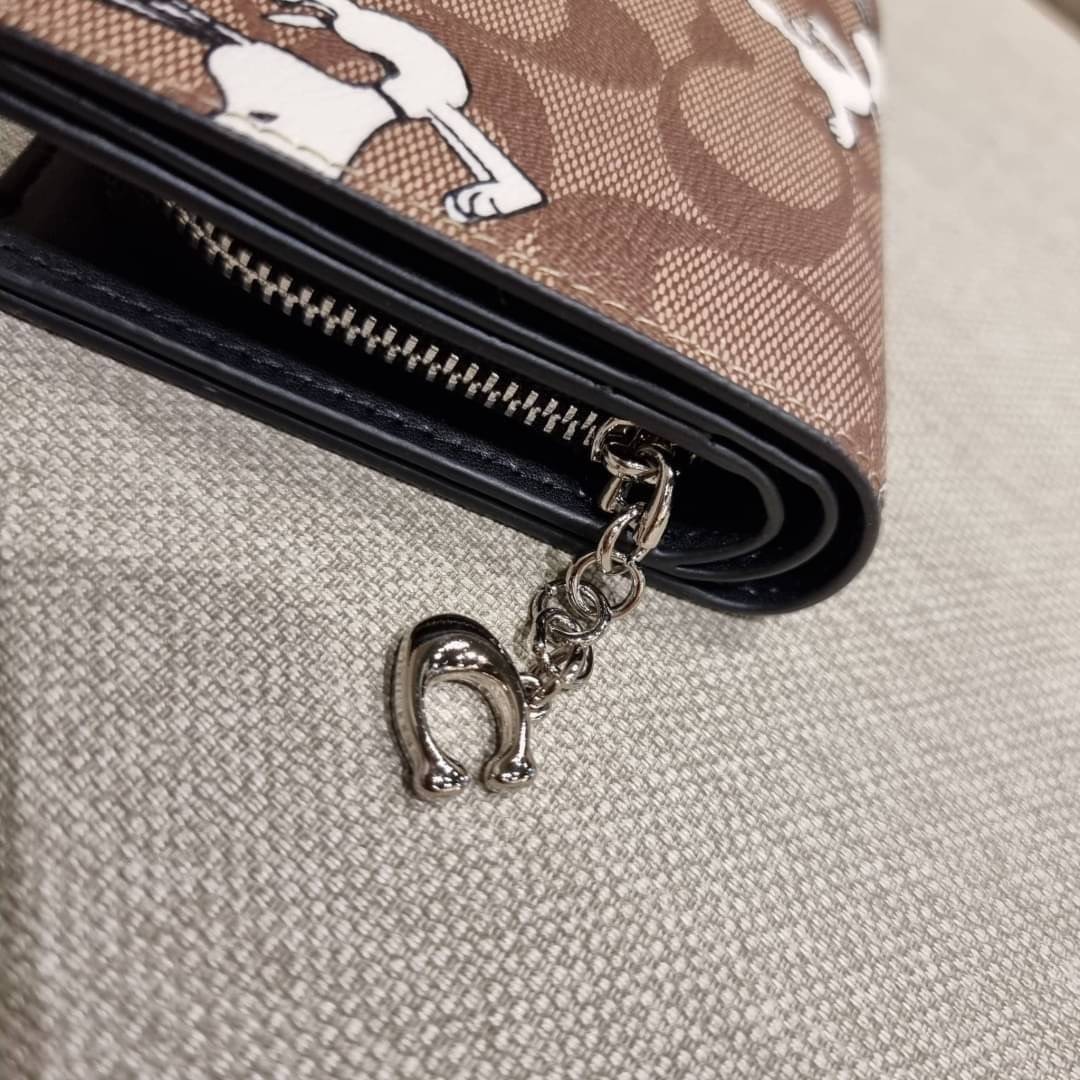C4591 C4592 COACH COACH x PEANUTS SNAP WALLET IN SIGNATURE CANVAS WITH SNOOPY PRINT / WITH WOODSTOCK PRINT กระเป๋าสตางค์ใบเล็ก ขนาดกำลังเหมาะ ดีไซน์น่ารักอีกแล้วจ้า ♥️ มันน่ารักน่าใช้มาก โดดเด่นด้วยลายคอลเลคชั่นยอดฮิต วัสดุหนังแคนวาสเคลือบลาย เปิด-