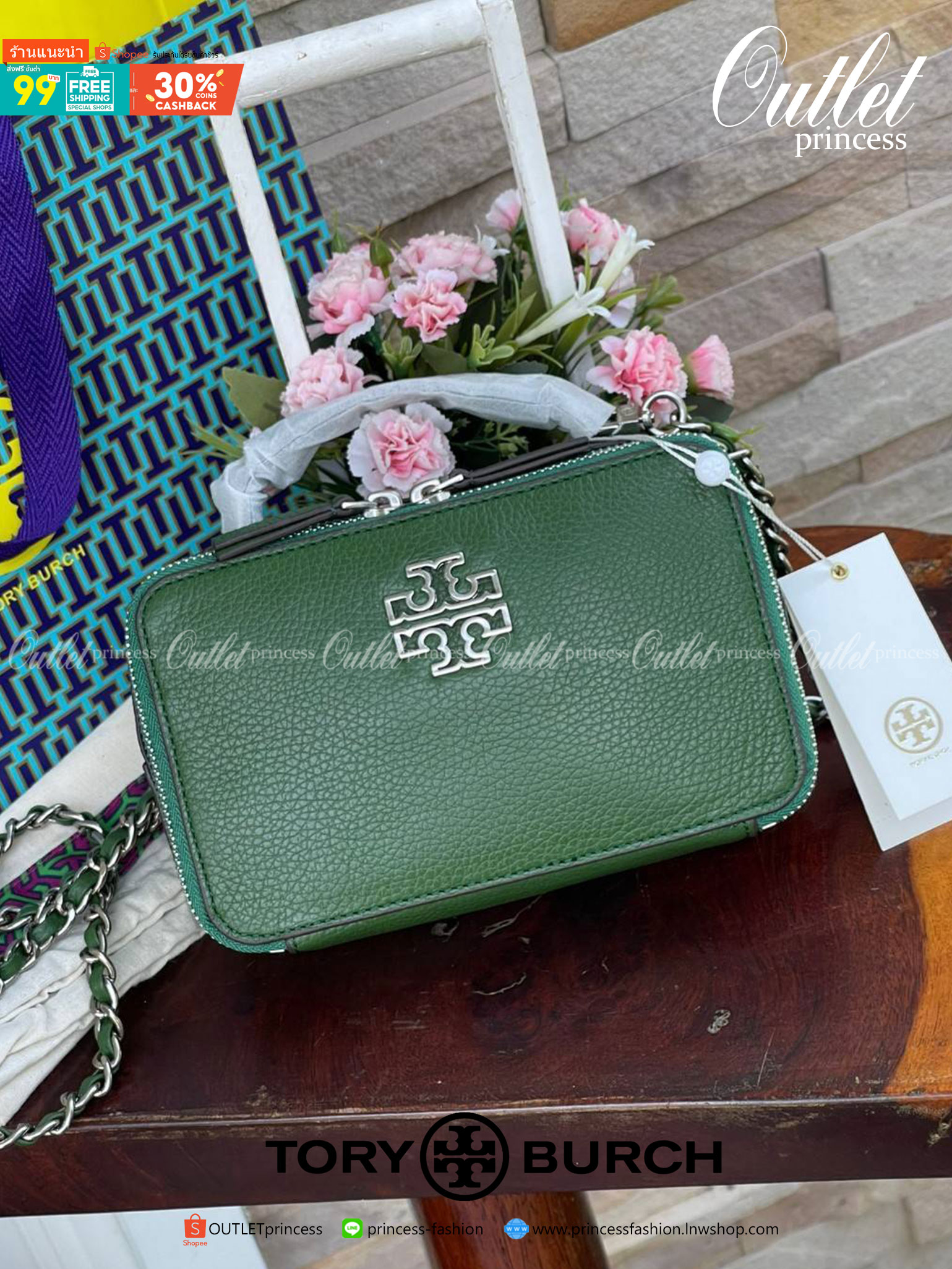 Tory burch Top Handle Case (84710) Collection ใหม่ที่เพิ่งเปิดตัวไปไม่นานจุดเด่นของรุ่นนี้คือดีไซน์ออกมาในสไตล์คลาสสิกที่มาพร้อมกับฮาร์ดแวร์ที่ทำจากวัสดุทองเหลืองและสายสะพายโซ่และหนัง ปากกระเป๋าเปิดได้กว้างแบบสองซิป รูปทรงสามารถสะพายใช้งานได้หลายโอกาส ไม่