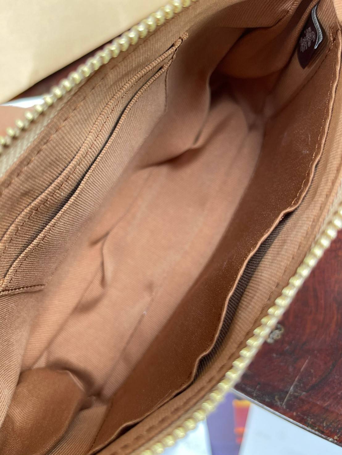 OUTLET 】Coach Signature Top Handle Coach Pouch with Strawberry, Watermelon, Ladybug พร้อมส่งที่ไทย เป็นอีกรุ่นหนึ่งที่ได้รับความนิยมในหมู่สาว ๆ ค่ะ นอกจากราคาจะไม่สูงแล้ว ยังมีรูปทรงที่น่าสนใจอีกด้วย กะทัดรัดแต่ใช้งานง่าย เหมาะกับทุกโอกาส สำหรับกระเป๋าคล้