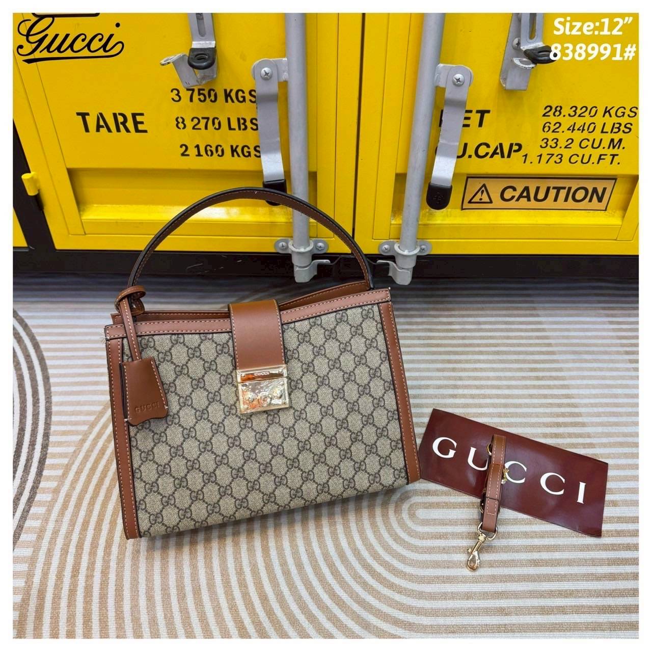 Gucci Padlock large tote bag กระเป๋าสะพายขนาดกลางพร้อมกุญแจล็อกและสายโซ่ รังสรรค์จากด้วยGG Supreme ที่ตัดเย็บจากผ้าไมโครไฟเบอร์เคลือบด้วยลาย GG พร้อมรายละเอียดหนังที่นุ่มเกินคาด