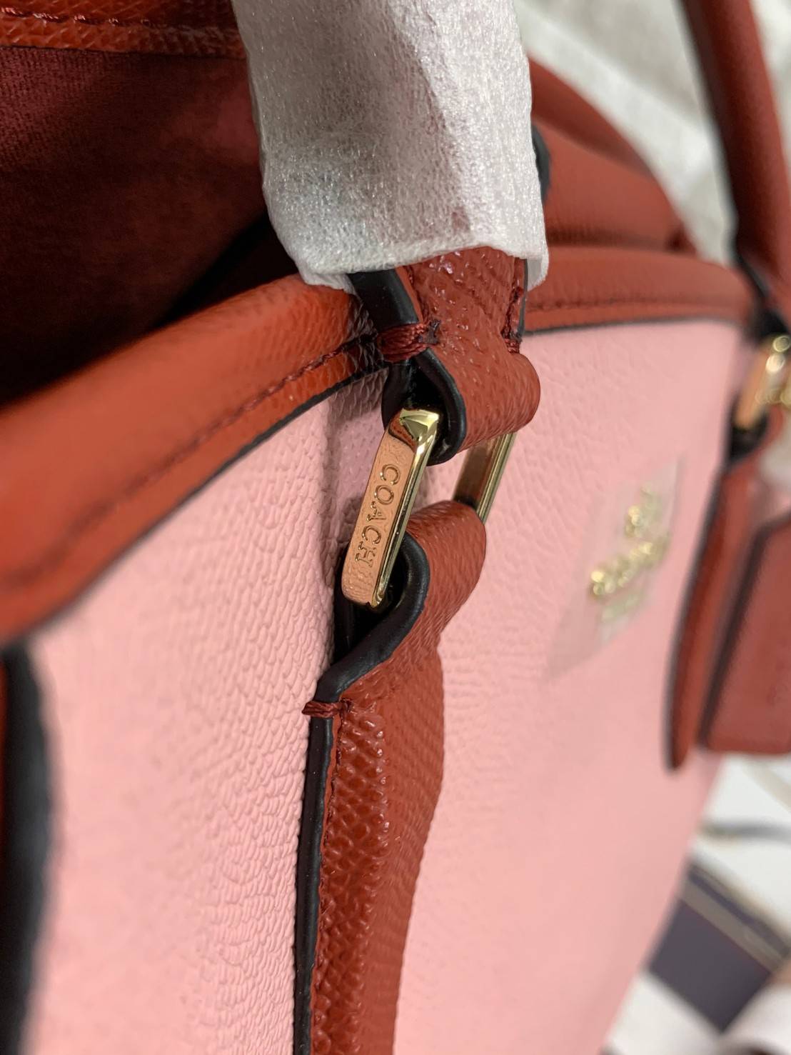 COACH HANDBAG//SHOULDER BAG ((28470)) กระเป๋าหิ้ว//สะพายไหล่ วัสดุหนังแท้ หนังนิ่ม น้ำหนักเบา ใบใหญ่กำลังดีค่ะ ปากกระเป๋าเป็นแบบกระดุมแม่เหล็ก ภายในมี2ช่องใหญ่ ค่อนข้างกว้าง ใส่ของได้ครบเลยทีเดียวค่ะ มีเป็นช่องซิปกลางหนึ่งช่อง และช่องใส่ของจุกจิกได้อีก3ช่