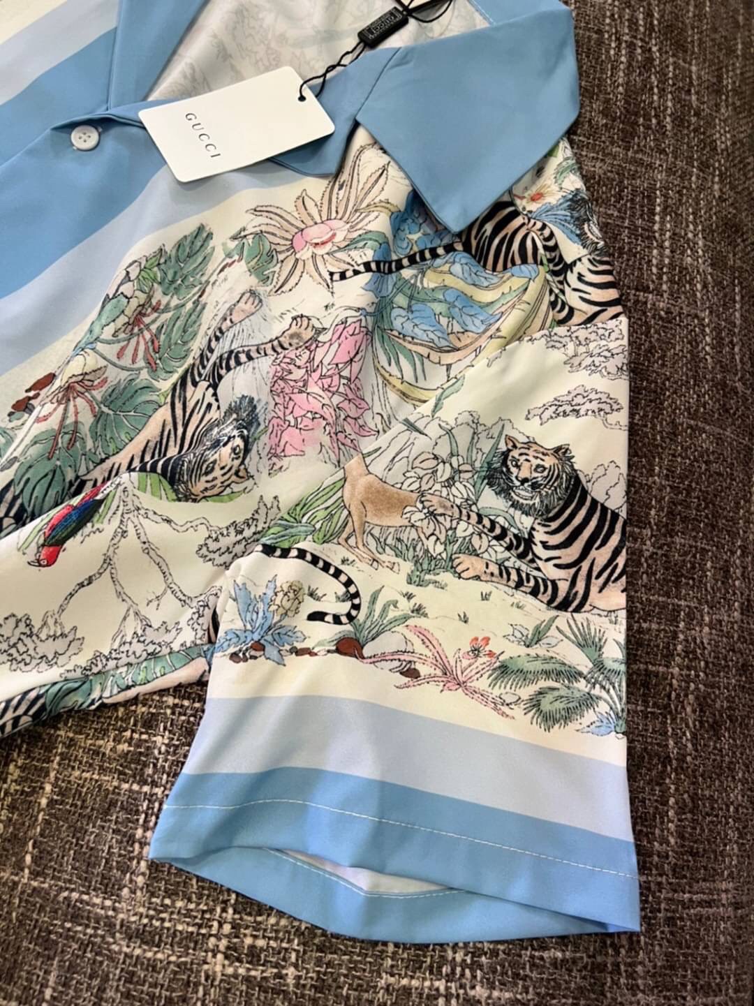 Gucci Tiger bowling shirt / Gucci Men's Shirts / Gucci Shirts งานเกรดออริจินอล พิมพ์ลายคมชัด มีป้ายแท็กที่คอเสื้อทุกตัว พร้อมส่งที่ไทย ภาพสินค้าถ่ายจากงานขายจริง ใช้งานต่างประเทศได้