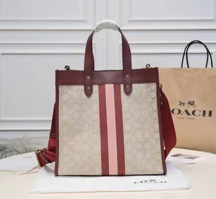 OUTLET 】COACH DEMPSEY TOTE IN SIGNATURE JACQUARD COACH C1917 Dempsey Field Tote คอลเลคชั่นใหม่ เอาใจสายคุณหนู กระเป๋าทรงโท้ท ไซส์กำลังสวย น่ารักน่าใช้มากๆ ฟังก์ชั่นการใช้งานสะดวกที่สุด มีทั้งสายคล้องในตัว และสายครอสบอดี้ วัสดุผ้า jacquard สลับหนัง pepble 