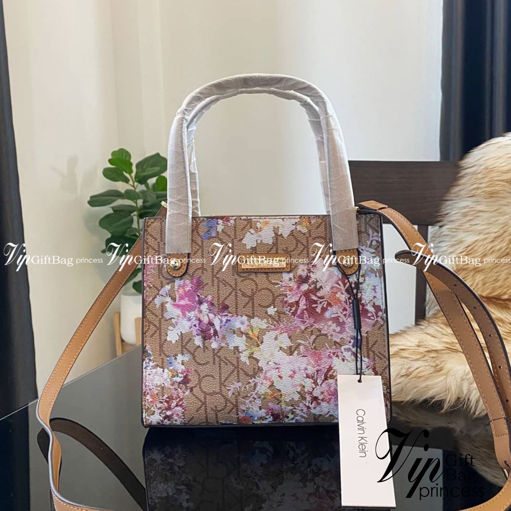 CALVIN KLEIN JEANS crossbody bag กระเป๋าถือหรือสะพาย ลายซิกเนเจอร์แบรนด์ทั้งใบ มีหูจับสำหรับถือ เปิด-ปิดกระเป๋าด้วยกระดุมแม่เหล็ก ด้านในโล่งกว้างมีช่องเล็กและช่องซิปสำหรับใส่ของจุกจิก ซับในลายแบรนด์อย่างดี มาพร้อมสายสะพายยาวปรับระดับได้ สามารถใช้ได้หลากหล