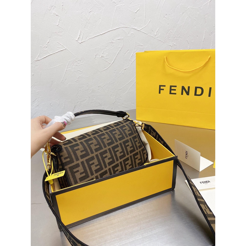 VIP 】FENDI VINTAGE BAGUETTE SHOULDER BAG 2size กระเป๋าสะพายทอลายโมโนแกรม อะไหล่ทองหรูหรา มี 2 ขนาด ทนทาน มาพร้อมสาย 2 แบบ สำหรับคล้องแขน และสายครอสบอดี้ เปิด-ปิดด้วยกระดุมแม่เหล็ก ภายในเป็นช่องโล่ง ใส่โทรศัพท์ พร้อมเสิร์ฟความสวยให้ถึงบ้านจ้า วัสดุผ้าทอลาย