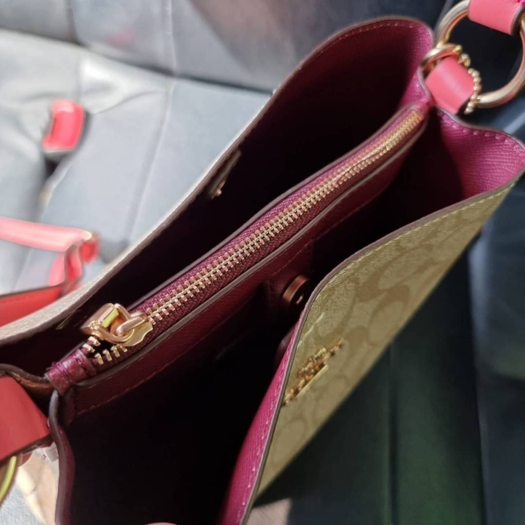 COACH 2312 SMALL TOWN BUCKET BAG IN SIGNATURE CANVAS รุ่นยอดนิยมใบเล็กมาครบสีแล้วจ้า กระเป๋าทรงบัคเก็ต สีผู้ดี๊ผู้ดี ตัวกระเป๋าดีไซน์คลาสสิคลายซี ดูโดดเด่น วัสดุหนังแคนวาสเคลือบลาย สวยคมทุกมุมจริงๆ!! เปิด-ปิดด้วยกระดุมแม่เหล็กทั้ง 2 ฝั่ง ภายในเป็นช่องโล่ง