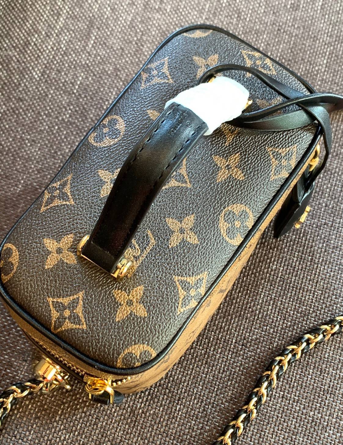 LOUIS VUITTON VANITY PM MONOGRAM 💫พร้อมส่ง จำนวนจำกัด พลาดคือรอนานมากค่ะ! กระเป๋า LV หิ้วก็เริ่ด สะพายข้างก็เก๋ ไม่แพ้กันเลยค่ะ หนังแท้ หนังนิ่มมาก จับแล้วไม่สากมือแข็งทื่อนะคะ! เปิดปิดกระเป๋าแบบซิปคู่รอบห้อยอะไหล่กุญแจแบรนด์พร้อมความหรูเข้ามาเพิ่