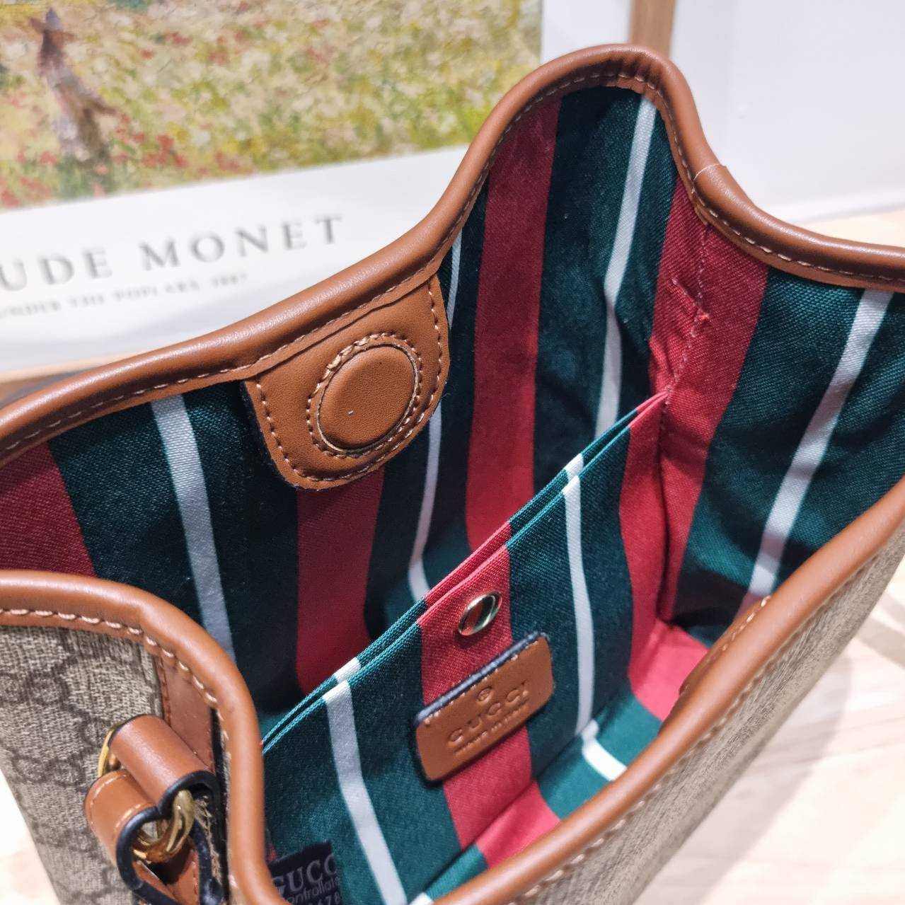 GUCCI GG Emblem mini bucket bag ดีไซน์คลาสสิคคงความเอกลักษณ์ กับรูปแบบใหม่กระเป๋าถือ/สะพายทรงบัคเก็ต ขนาดกำลังน่าใช้มากๆ