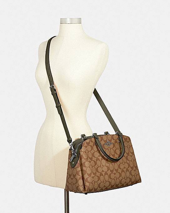 หัวใจจะวาย!! ละมุนมาก ลุคคุณหนูสุดๆ COACH MINI LILLIE CARRYALL (COACH F91494)🌺 ใช้ดีจนต้องบอกต่อ อีกแล้วจ้า ใครๆก็ถามหา😍>>>ทรงถัง รุ่นใหม่ 10 นิ้ว ขนาดกำลังดี เหมาะมือมาก มี 3 ช่องด้านใน ช่องกลาง เปิด-ปิด ด้วยซิป ส่วน 2 ช่องด้านข้