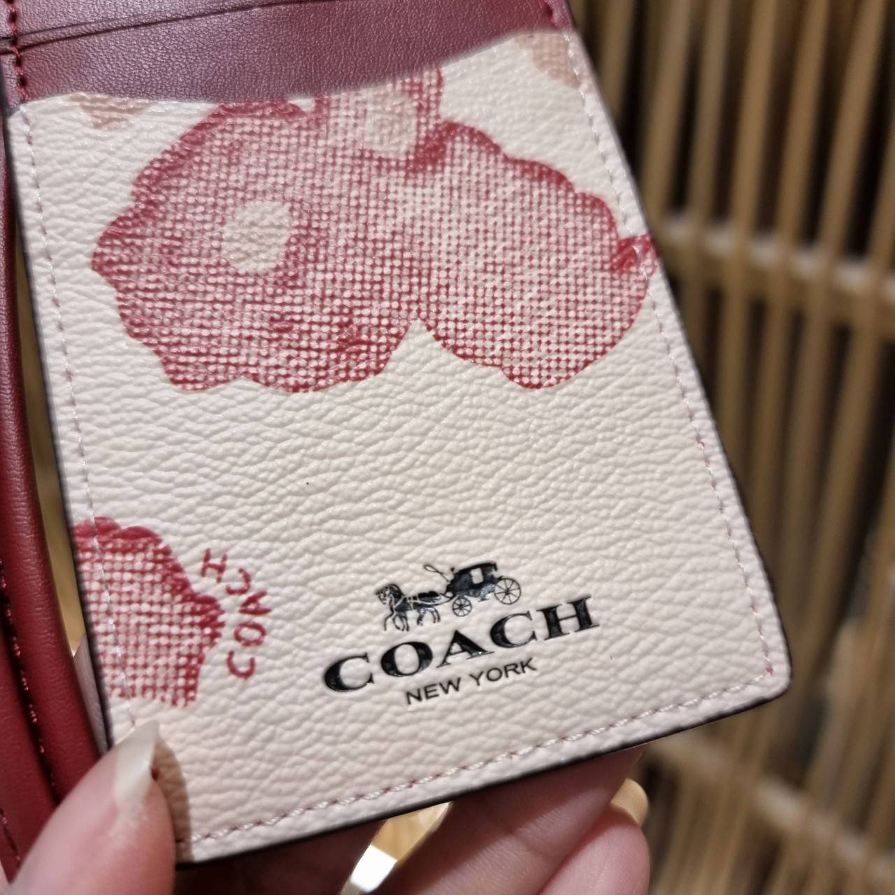 COACH C3305 ID LANYARD IN COLORBLOCK SIGNATURE CANVAS ง่ายๆแบบไม่ธรรมดา!! คลาสสิคแต่มีดีเทลโดดเด่น!! กระเป๋าถนอมบัตร พร้อมสายคล้องคอ ดีไซน์ลวดลายสวย ดูดีทุกแบบ ใช้งานง่าย พกพาสะดวก จะใส่บัตรพนักงาน บัตรเครดิต บัตรปชช. ใบขับขี่ และบัตรอื่นๆที่อยากจะใส่!! ต