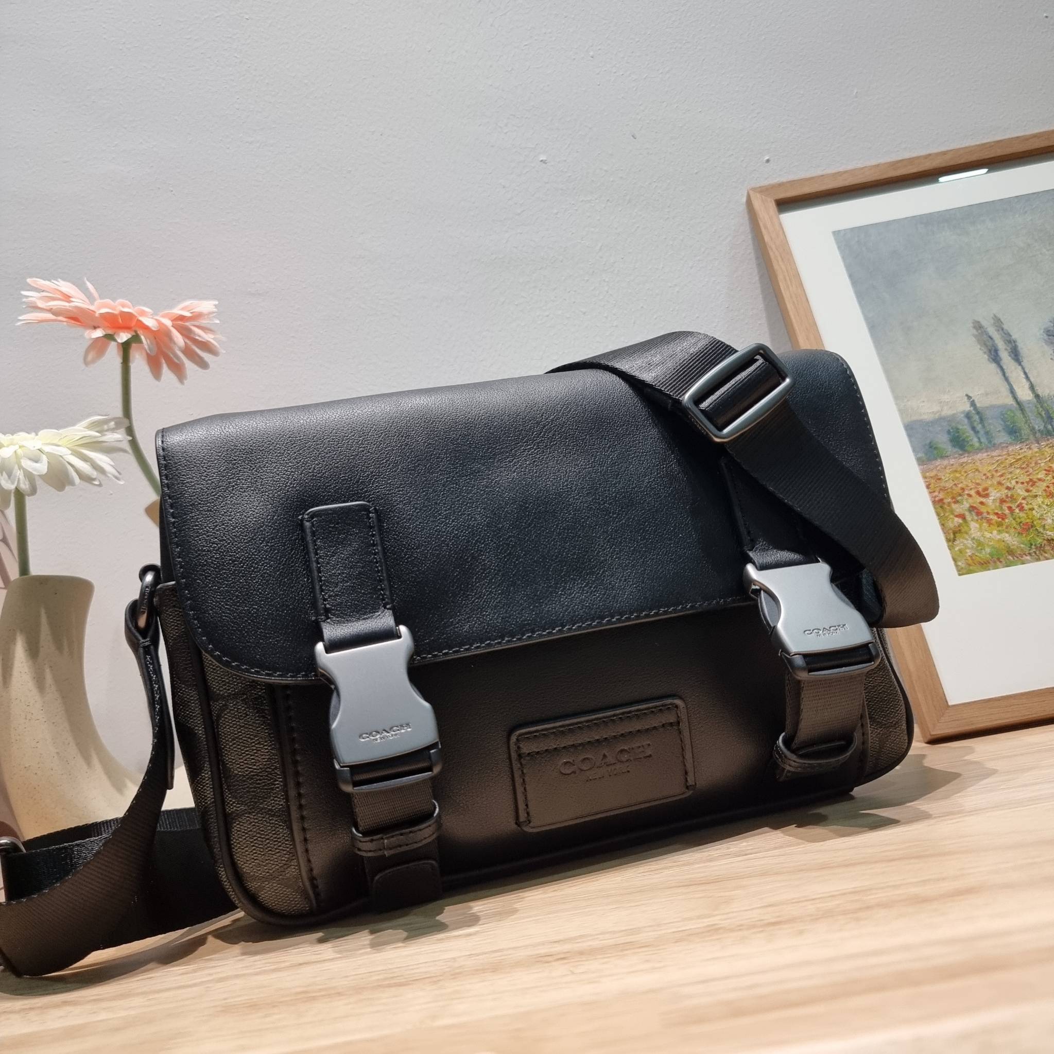 Coach Track Crossbody In Signature Canvas C3747 หล่อบอกต่ออีกหนึ่ง กระเป๋าสะพายทรงแมสเซ็นเจอร์ รุ่นเอาใจหนุ่มๆ ดีไซน์คลาสสิค สุดหรู ดูแพง วัสดุหนังแท้สลับหนังแคนวาส ฝากระเป๋ามีตัวล็อคแน่นหนา เปิดมามีซิปปิดกันหล่นได้อีก ด้านหลังมีช่องย่อย ภายในโล่งกว้าง แบ