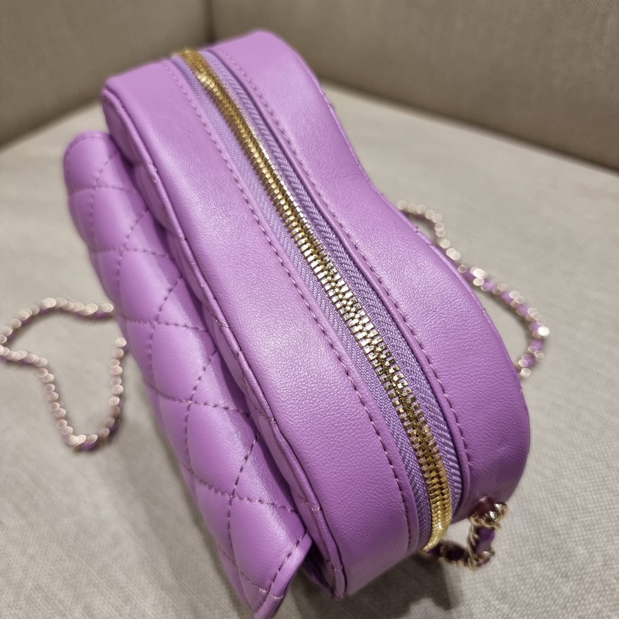 CHANEL Heart Bag Lambskin & Gold-Tone Meta ใหม่มาก สวยมาก มงมาก!! กระเป๋าสะพายสุดคิ้วท์ ที่ดีไซน์รูปทรงหัวใจไม่ซ้ำใคร น่ารักทุกสี น่าใช้ไปเลยแม่!! วัสดุหนังแกะฟอกสี เปิด-ปิดด้วยซิป ด้านหน้ามีช่องเก็บของจุกจิก ภายในเป็นช่องโล่ง ใส่มือถือ ใส่กระเป๋าสตางค์สั