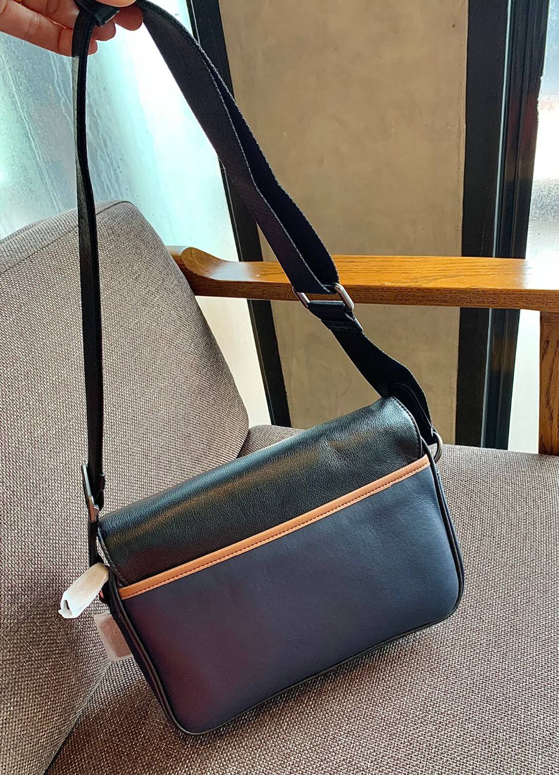 ไม่มีถือว่าพลาดมากๆ สำหรับรุ่นนี้ ใหม่เอี๋ยมเลยค่าา😘 COACH TRACK CROSSBODY IN COLORBLOCK ((4141//4021)) พร้อมส่งที่ไทย ใหม่ล่าสุดค่ะ! กระเป๋าสะพายครอสบอดี้ร์หรือสะพายข้าง หนังแท้ชั้นดีที่สุด หนังนิ่มสวยมากๆค่ะ ด้านหน้าเย็บป้ายหนังโลโก้แบรนด์ เปิดป