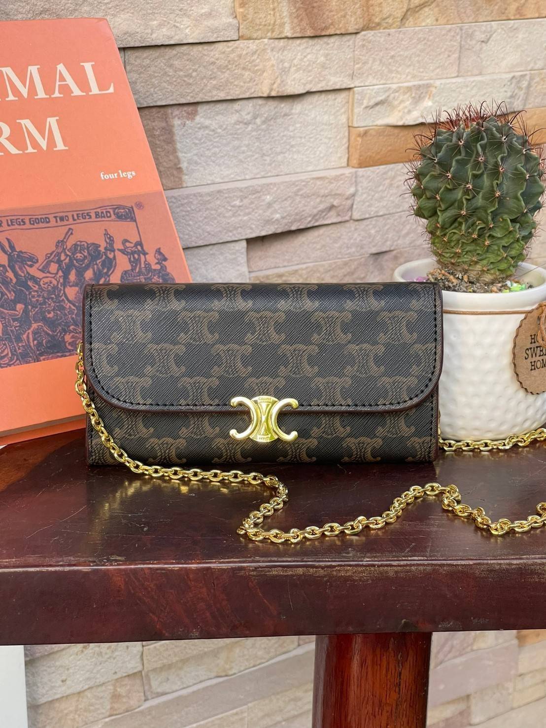 CELINE INSPIRED 2IN1 LONG WALLET ใครมีของที่ต้องจัดเก็บในปริมาณมาก จะต้องถูกใจกระเป๋าสตางค์ผู้หญิงใบนี้แน่นอน เนื่องจากมีช่องแยกย่อยสำหรับใส่ธนบัตร เหรียญ และบัตร รวมแล้วกว่า 10 ช่อง ให้คุณจัดเก็บของต่าง ๆ ได้เป็นสัดส่วน นอกจากนี้ ยังมีช่องใส่ของเบ็ดเตล็ด