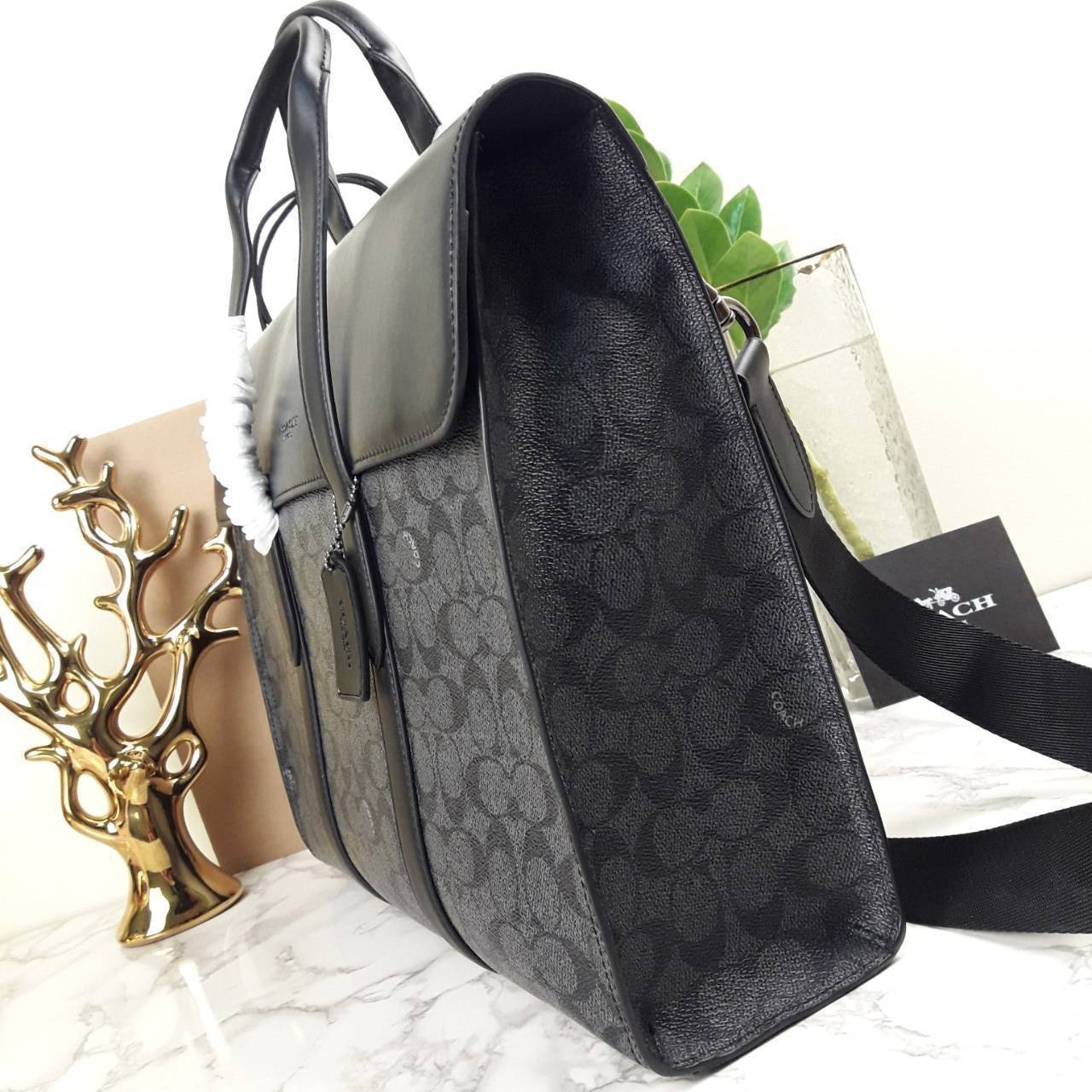 COACH METROPOLITAN PORTFOLIO IN SIGNATURE CANVAS (COACH 39775)🍁 เอาใจสาย smart กับรุ่นยอดฮิต ใช้งานได้ลงตัวสุดๆ ถือว่าเป็นอีกรุ่นที่ถามกันเข้ามาเยอะมากๆ และใช้งานได้ครบฟังก์ชั่นจริงๆ >>วัสดุแคนวาส สลับหนังแท้ หนังคุณภาพมากๆ มีสายสะพายยาว ถอด