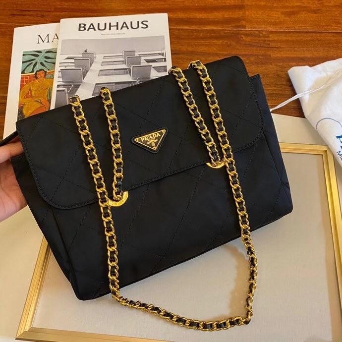 พรีเมี่ยมกิ๊ฟแท้ 100% 】PRADA Nylon Bag Premium gift กระเป๋าถือหรือสะพายพรีเมี่ยม อะไหล่ทองหรูหรา วัสดุ Nylon กันน้ำ น้ำหนักเบา จุของได้เยอะ ทรงสวย ซับในผ้าบุลายแบรนด์อย่างดี