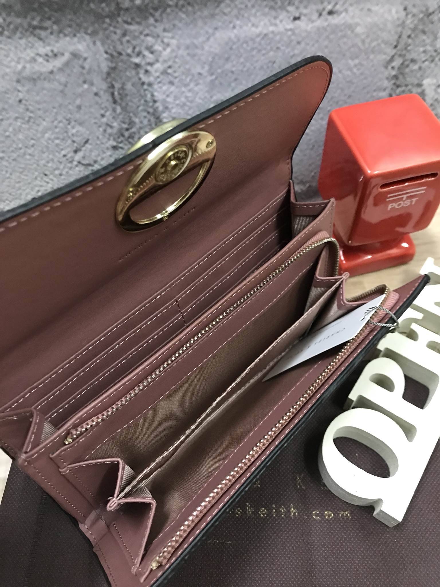 CHARLES & KEITH CIRCULAR DETAIL WALLET กระเป๋าสตางค์ทรงยาว วัสดุหนังpuที่มีทั้งแบบหนังเรียบและหนังลายคาร์เวียร์ เปิดปิดด้วยกระดุมแม่เหล็ก ภายในแยกเป็นช่องใส่บัตร,ธนบัตรและช่องซิปใส่เหรียญ ด้านหลังมีช่องใส่ของอีก1ช่อง ด้านหน้าดีไซน์เรียบง่ายแต่ดูหรู คอลเลค