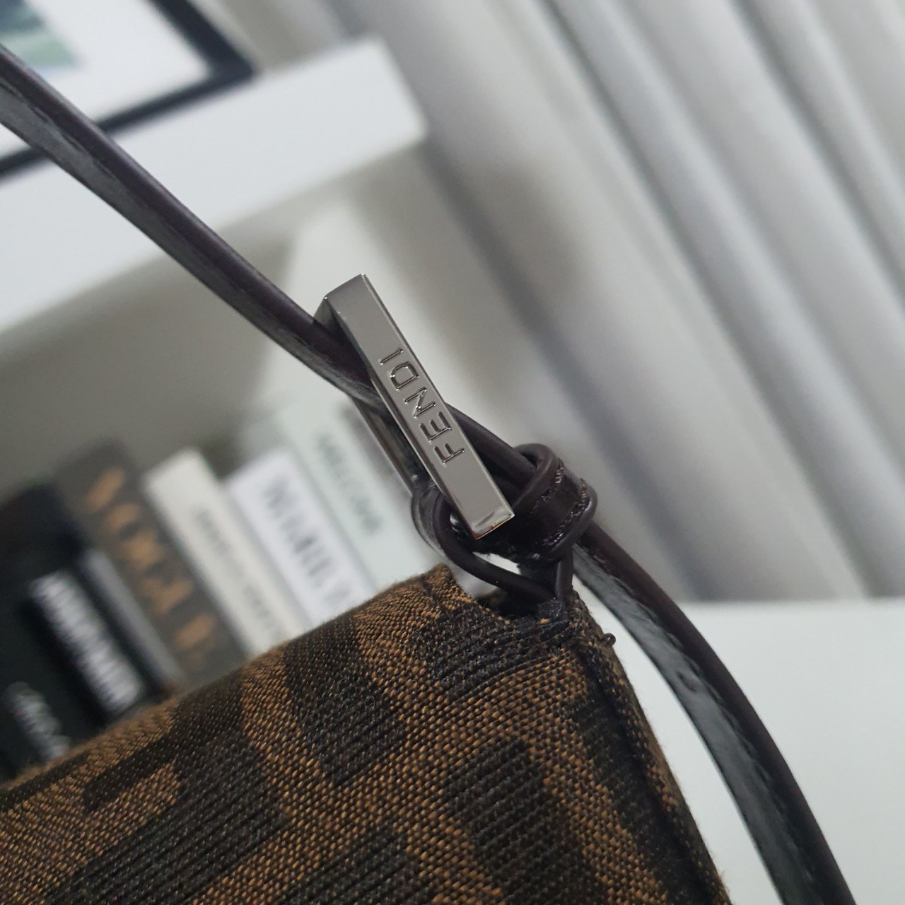 FENDI MAMMA BAGUETTE ZUCCA BROWN FABRIC BAG (GWP) พรีเมี่ยมกิ๊ฟ Limited Edition จาก FENDI วัสดุ CANVAS พิมพ์ลายแบรนด์ เปิดปิดด้วยฝาปิดกระดุมแม่เหล็ก ภายในมีช่องซิป ใส่ของแยกอีกช่อง สามารถใส่กระเป๋าสตางค์ยาว iphone เงิน ของจุกจิกได้ มาพร้อมสายสะพาย2แบบ ถอด