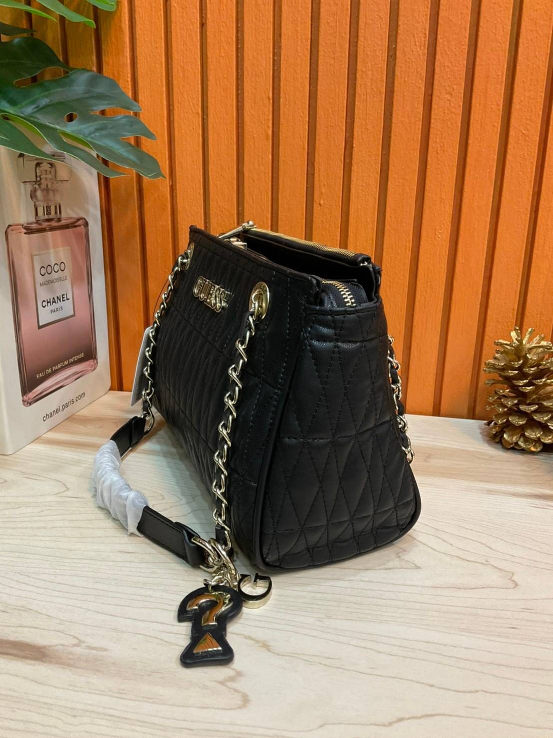 ของแท้ แท้ 100% GUESS CROSSBODY BAG กระเป๋าถือหรือสะพาย ขนาดกำลังดี วัสดุ pu. faux leather หนังนิ่ม นุ่มมาก สวยอยู่ทรง