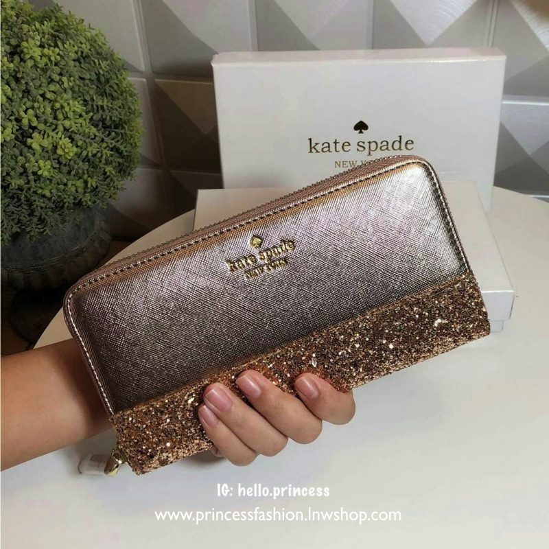 KATE SPADE LONG WALLET กระเป๋าสตางค์ใบยาวรุ่นใหม่ล่าสุดหนัง Saffiano สไตล์ PRADA สวยน่าใช้ตัวกระเป๋าตกแต่งด้วยกลิทเตอร์ ภายในมีช่องซิป1ช่อง และช่องใส่บัตรหลายช่อง ใส่เหรียญ บัตรได้เยอะ ตัวจริงสวยน่าใช้มากค่ะ