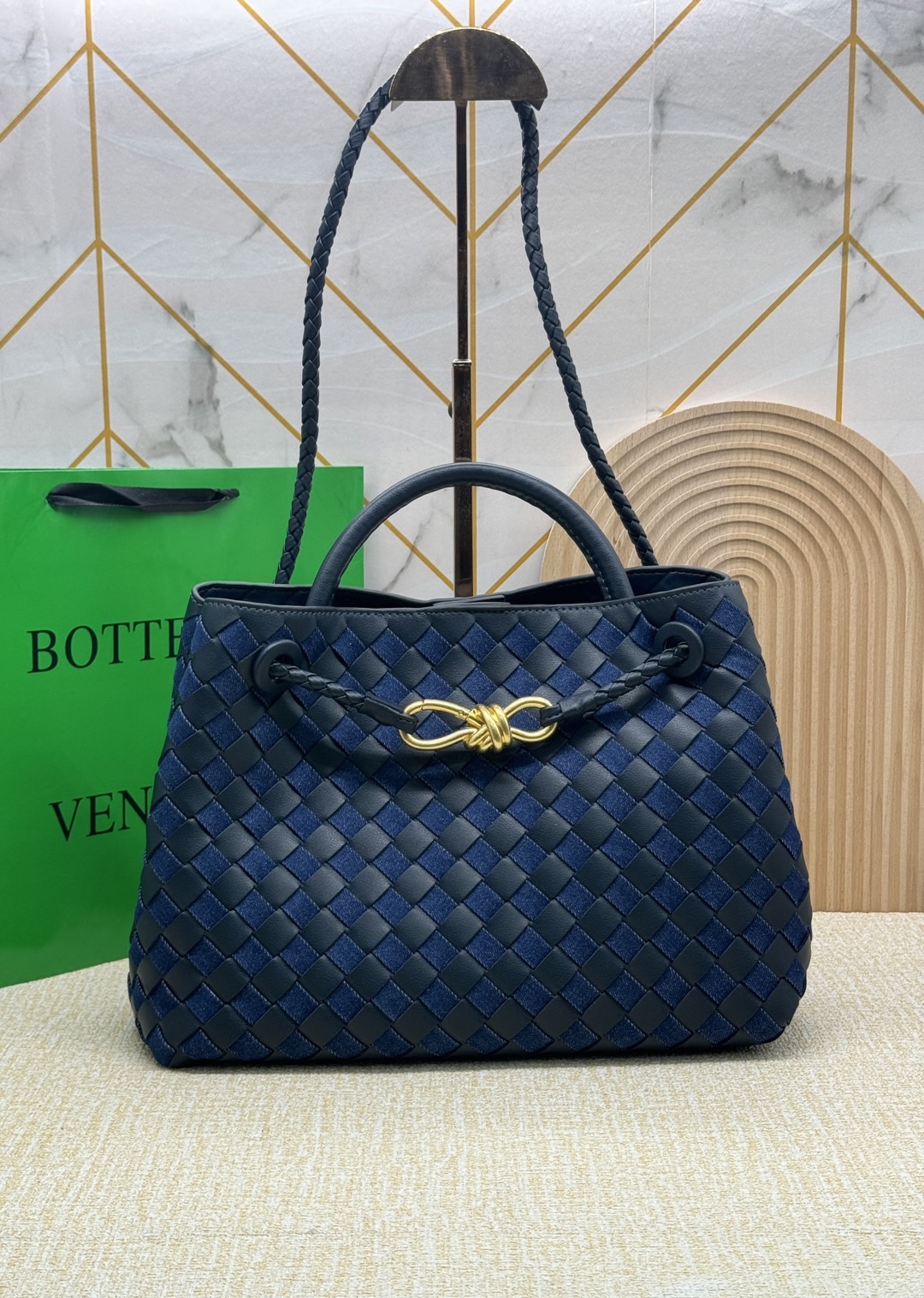 BOTTEGA Medium Andiamo Denim Shoulder Bag 30cm / BOTTEGA Tote Bag กระเป๋าสะพายดีไซส์สาน วัสดุเดนิมคอตตอนรุ่นใหม่ สวยงามเป็นเอกลักษณ์ เกรดออริ 1:1 ใช้งานต่างประเทศได้